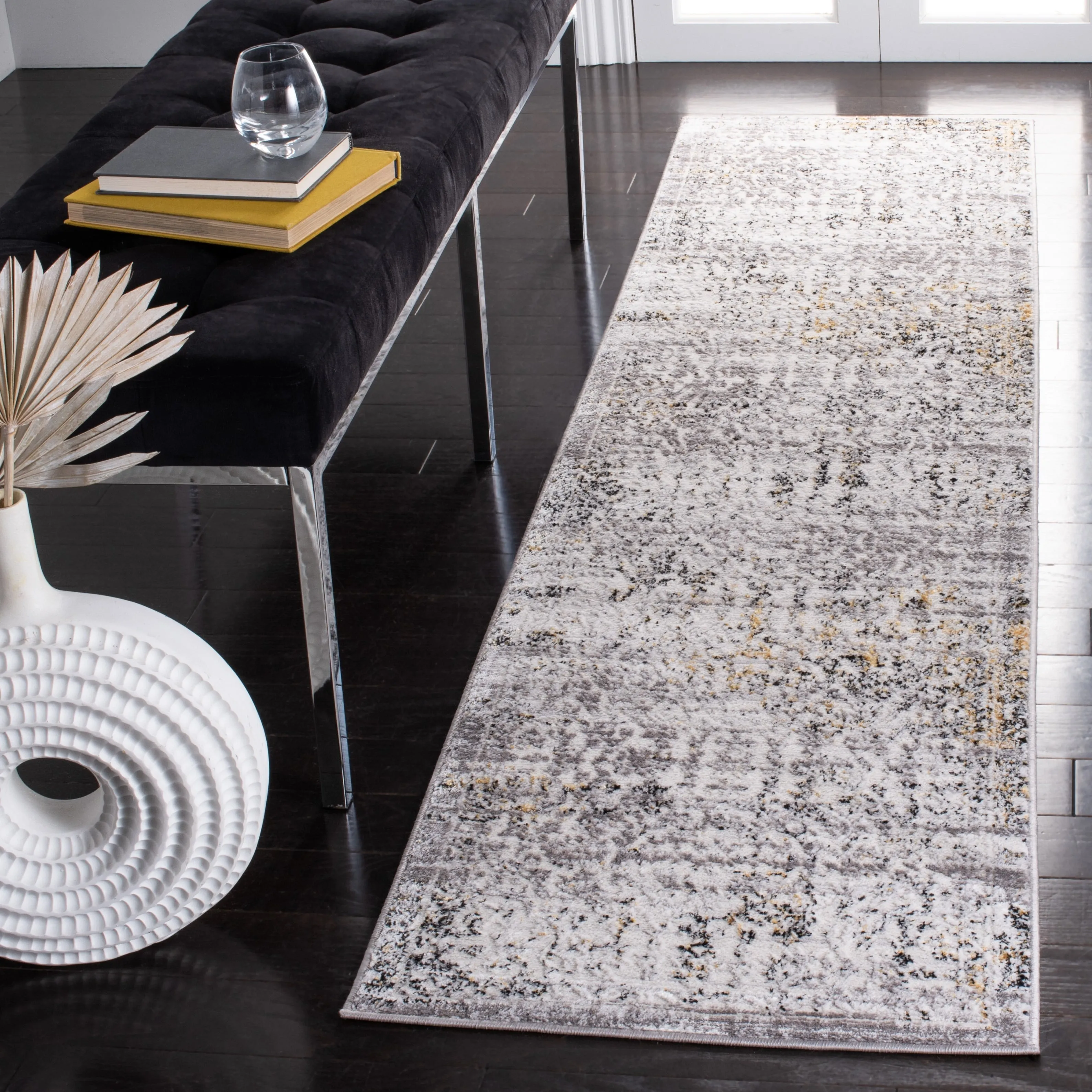 SAFAVIEH Amelia Guenievre Abstract Distressed Rug