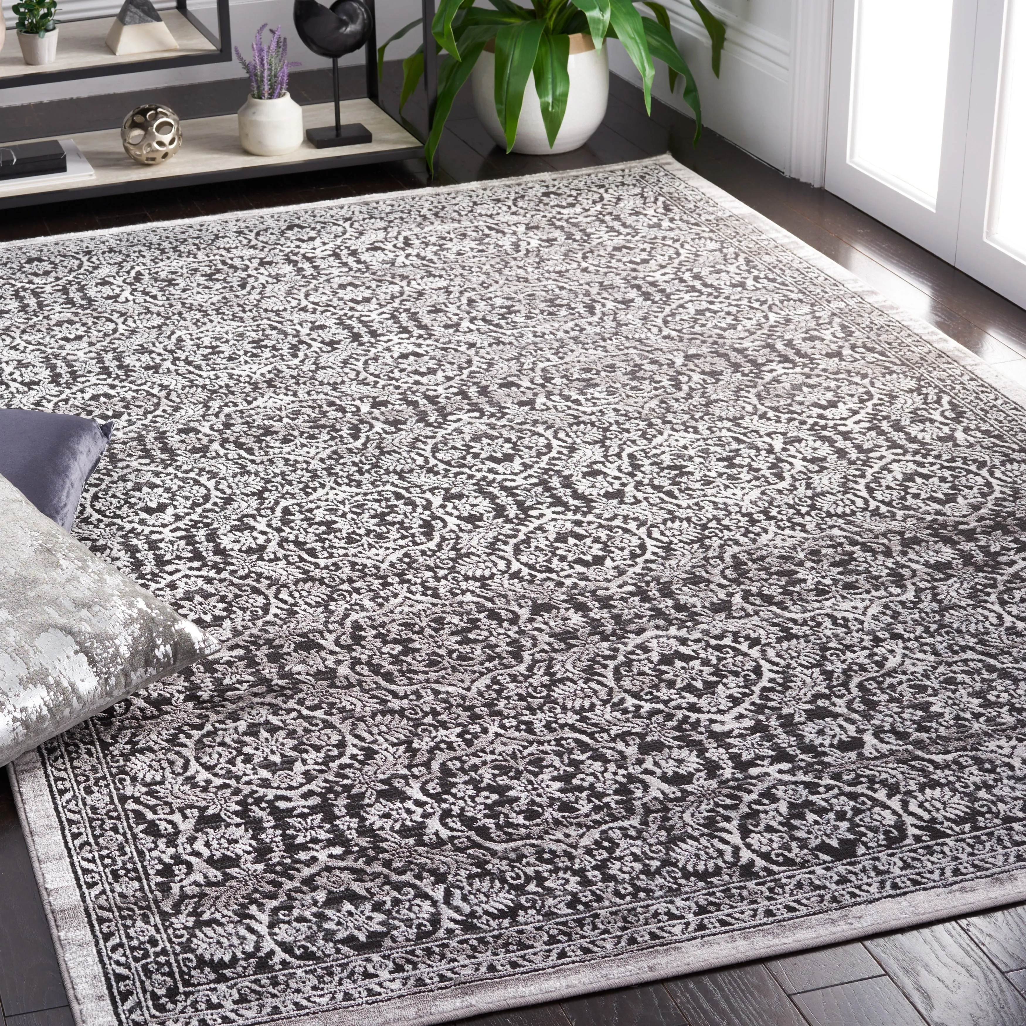 SAFAVIEH Amelia Guenievre Abstract Distressed Rug