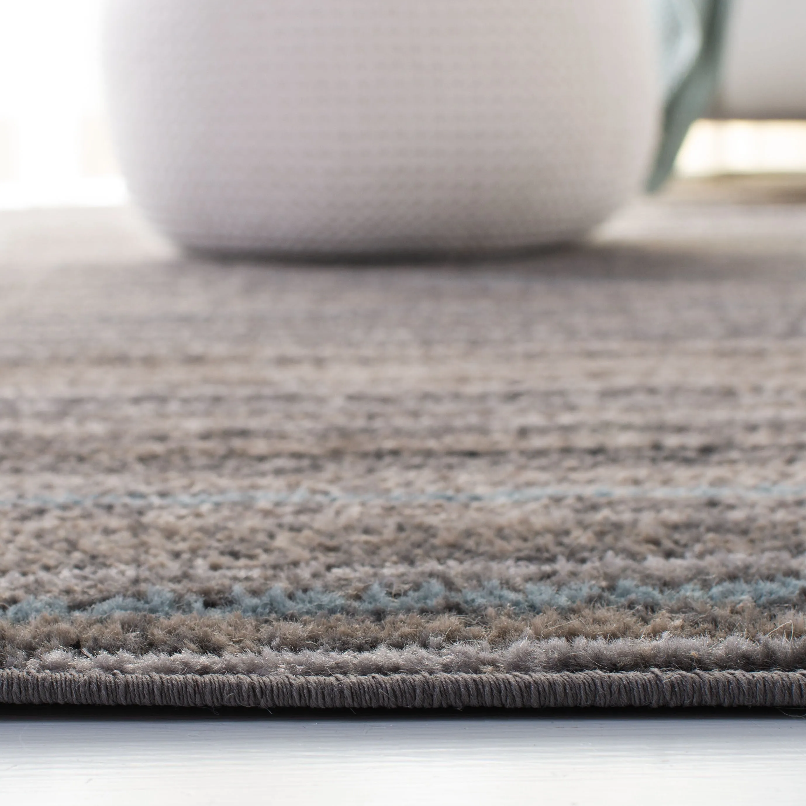 SAFAVIEH Amsterdam Stancuta Modern Rug