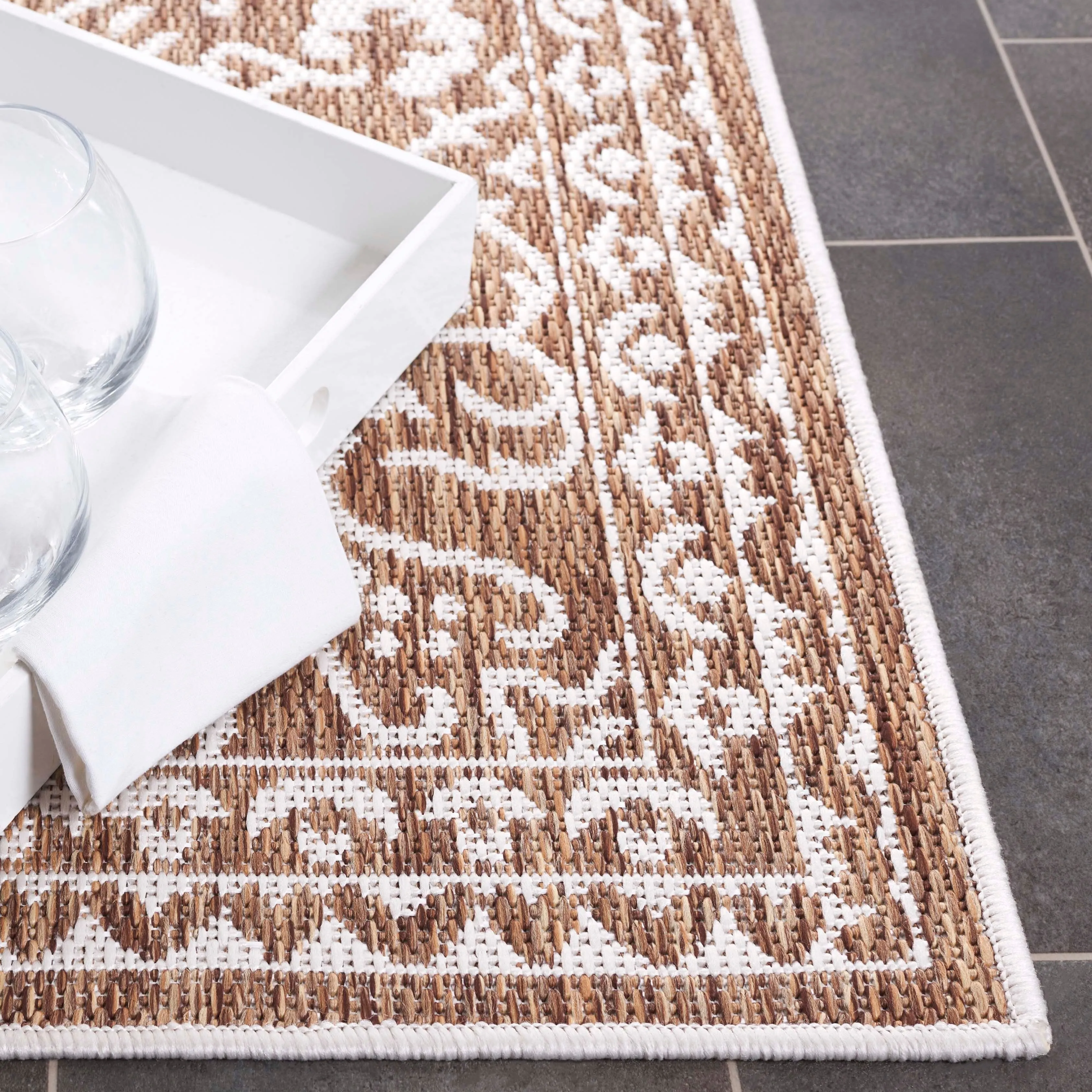 SAFAVIEH Beach House Fetie Transitional Rug