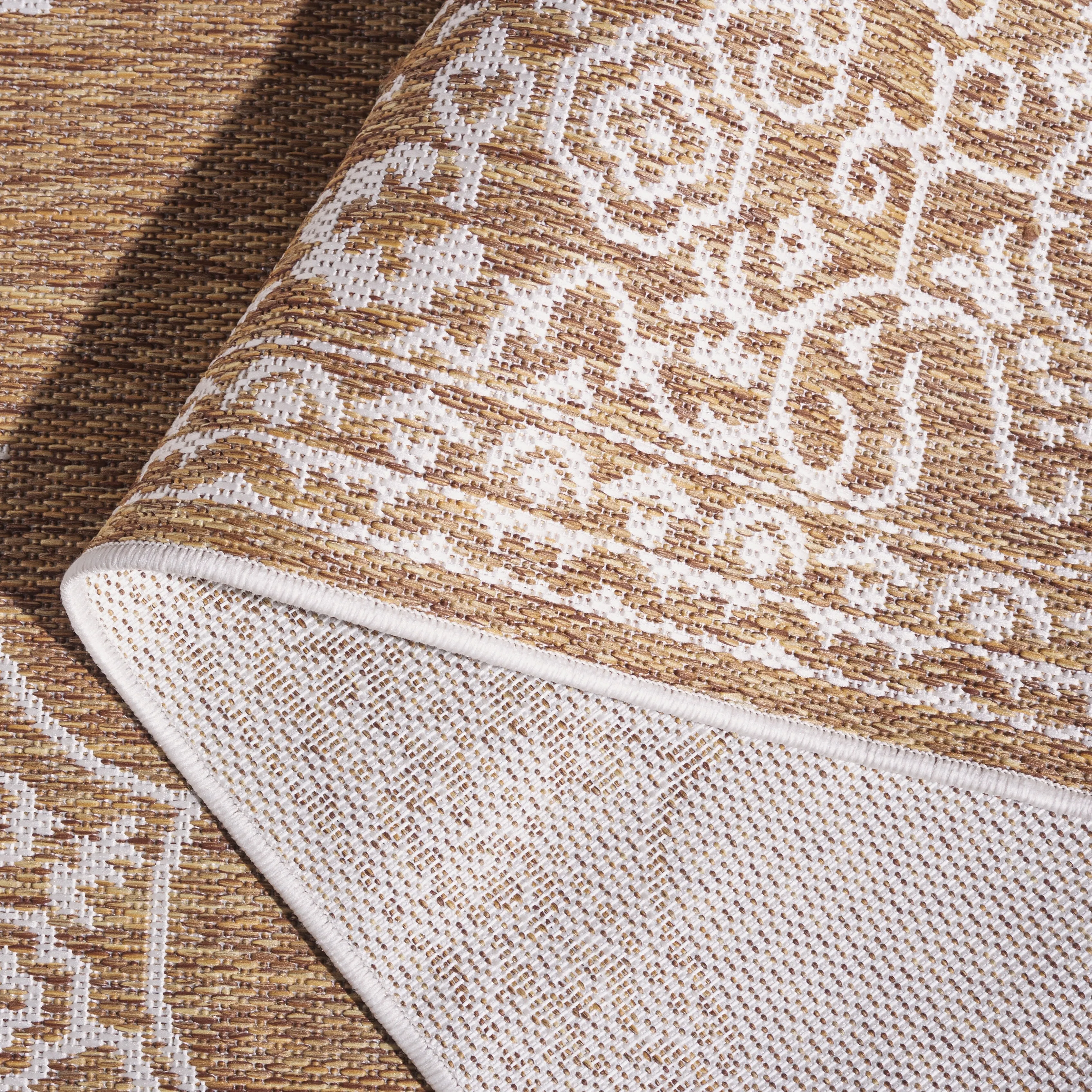 SAFAVIEH Beach House Fetie Transitional Rug