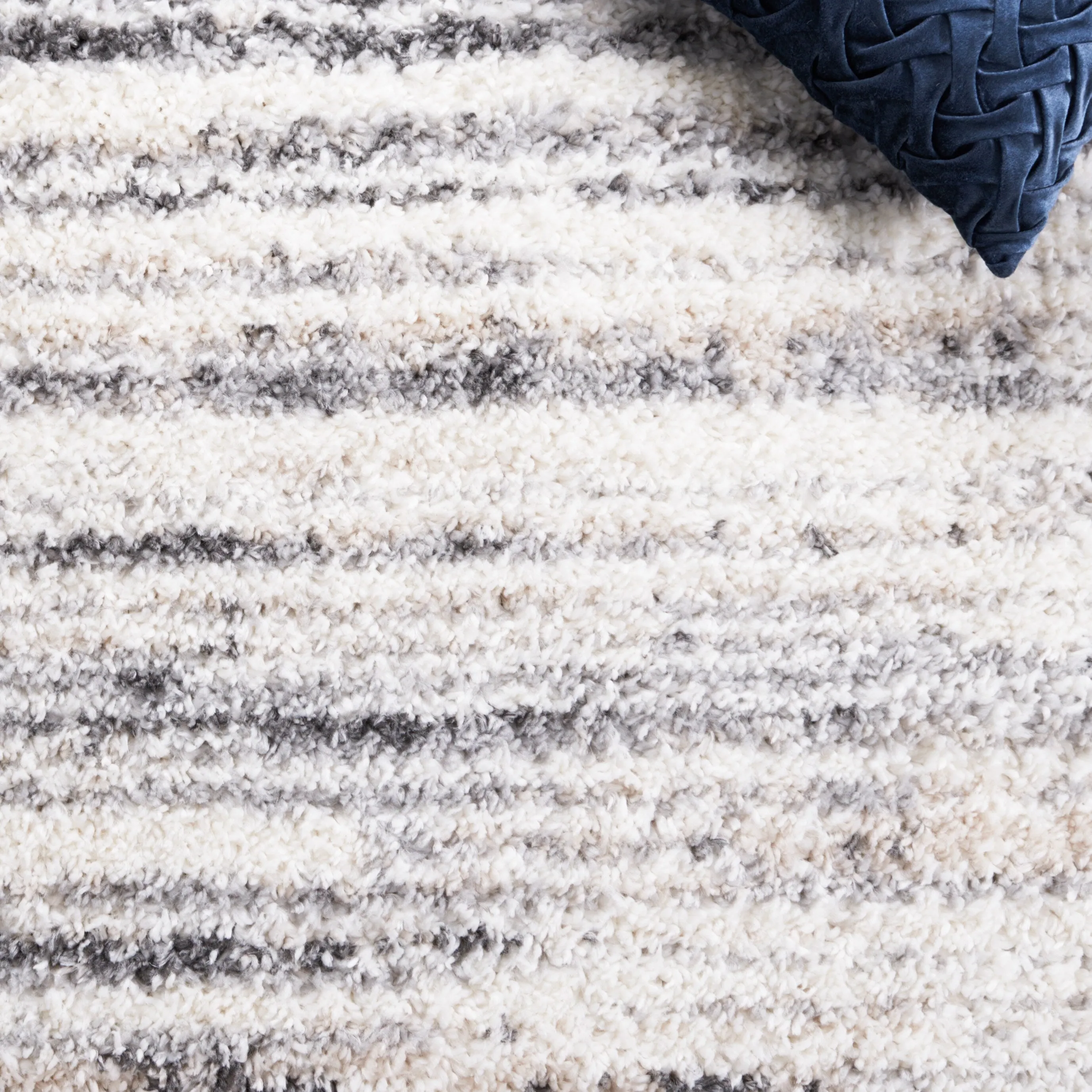 SAFAVIEH Berber Shag Eukene Abstract Rug