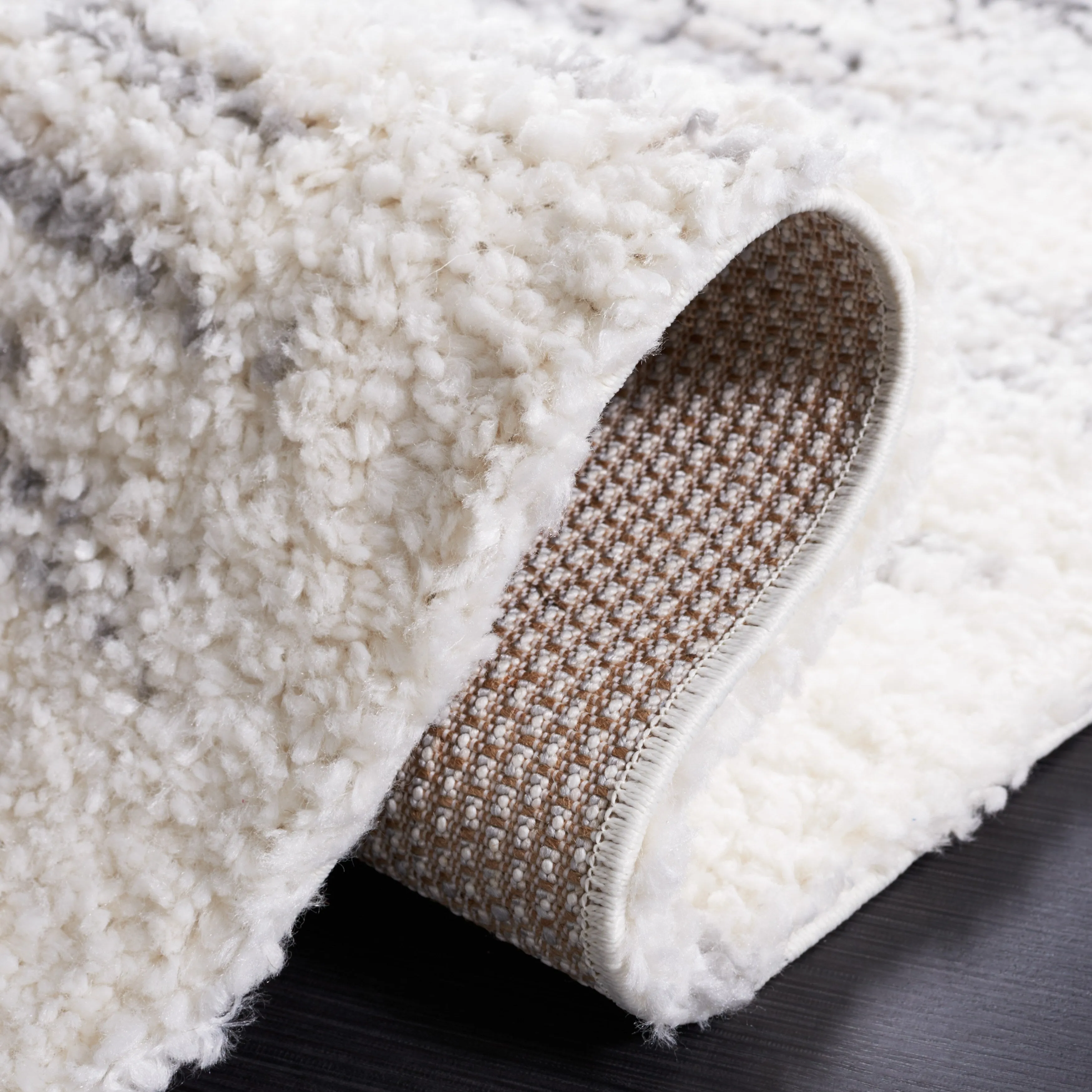 SAFAVIEH Berber Shag Eukene Abstract Rug