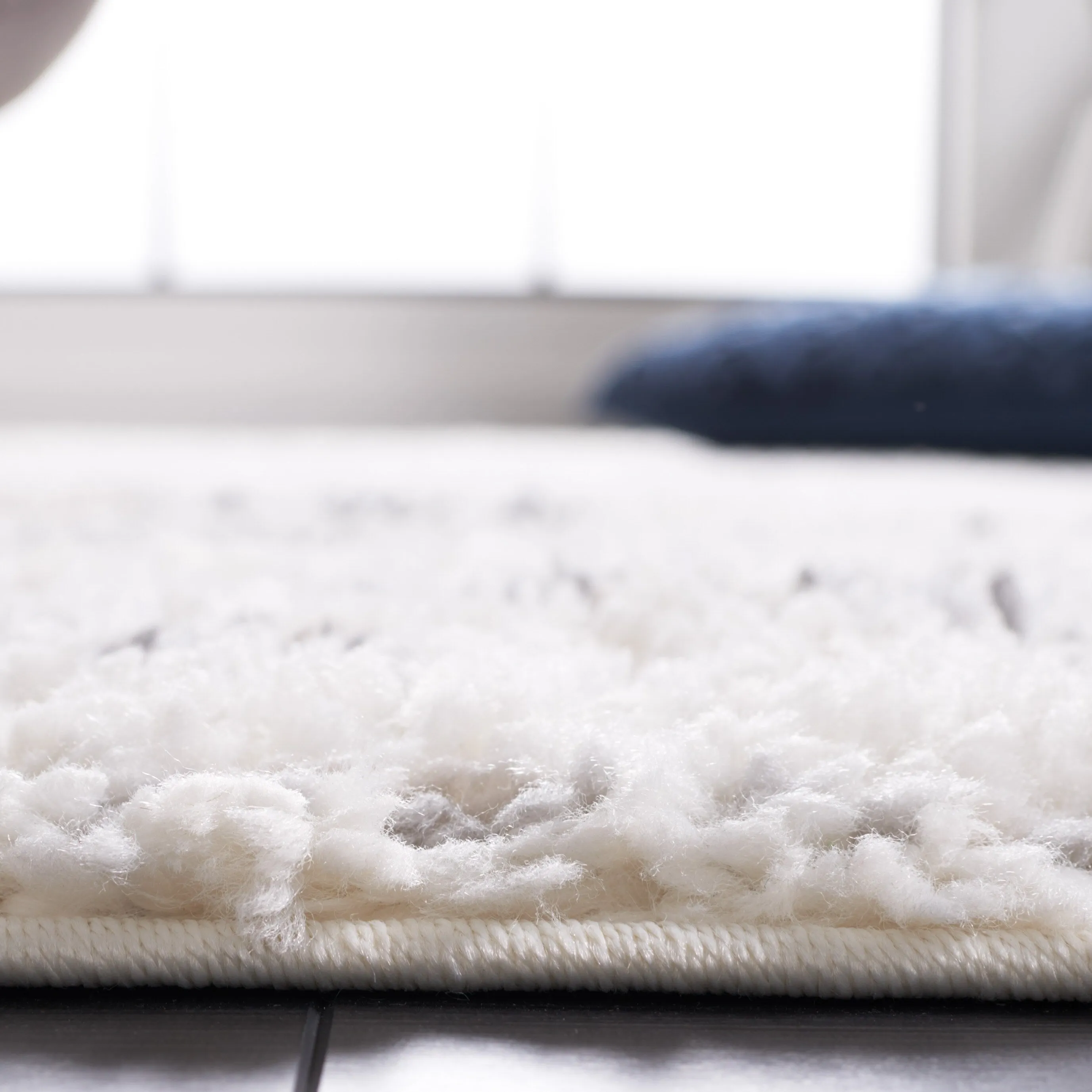 SAFAVIEH Berber Shag Eukene Abstract Rug