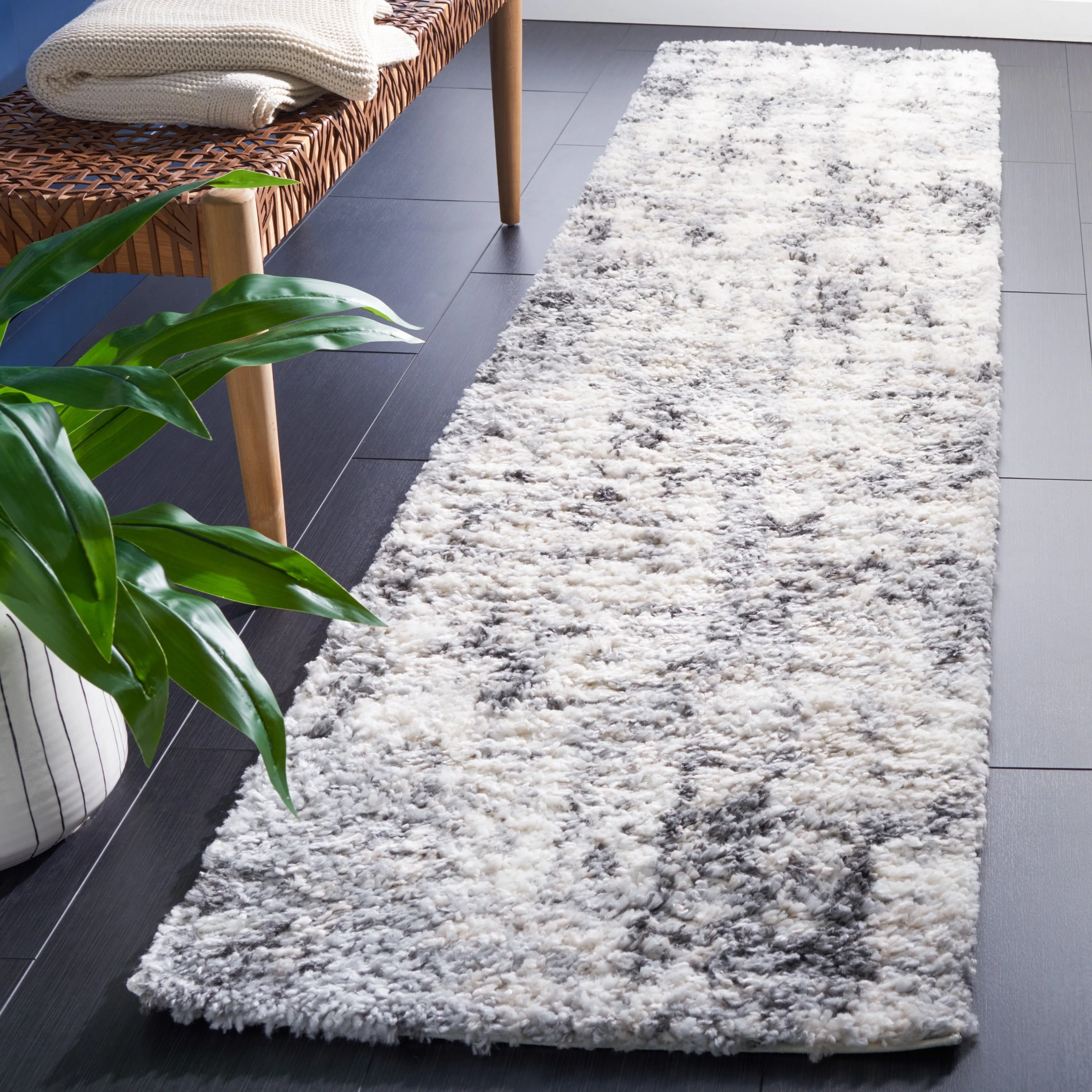 SAFAVIEH Berber Shag Noori Modern 1.2-inch Thick Rug