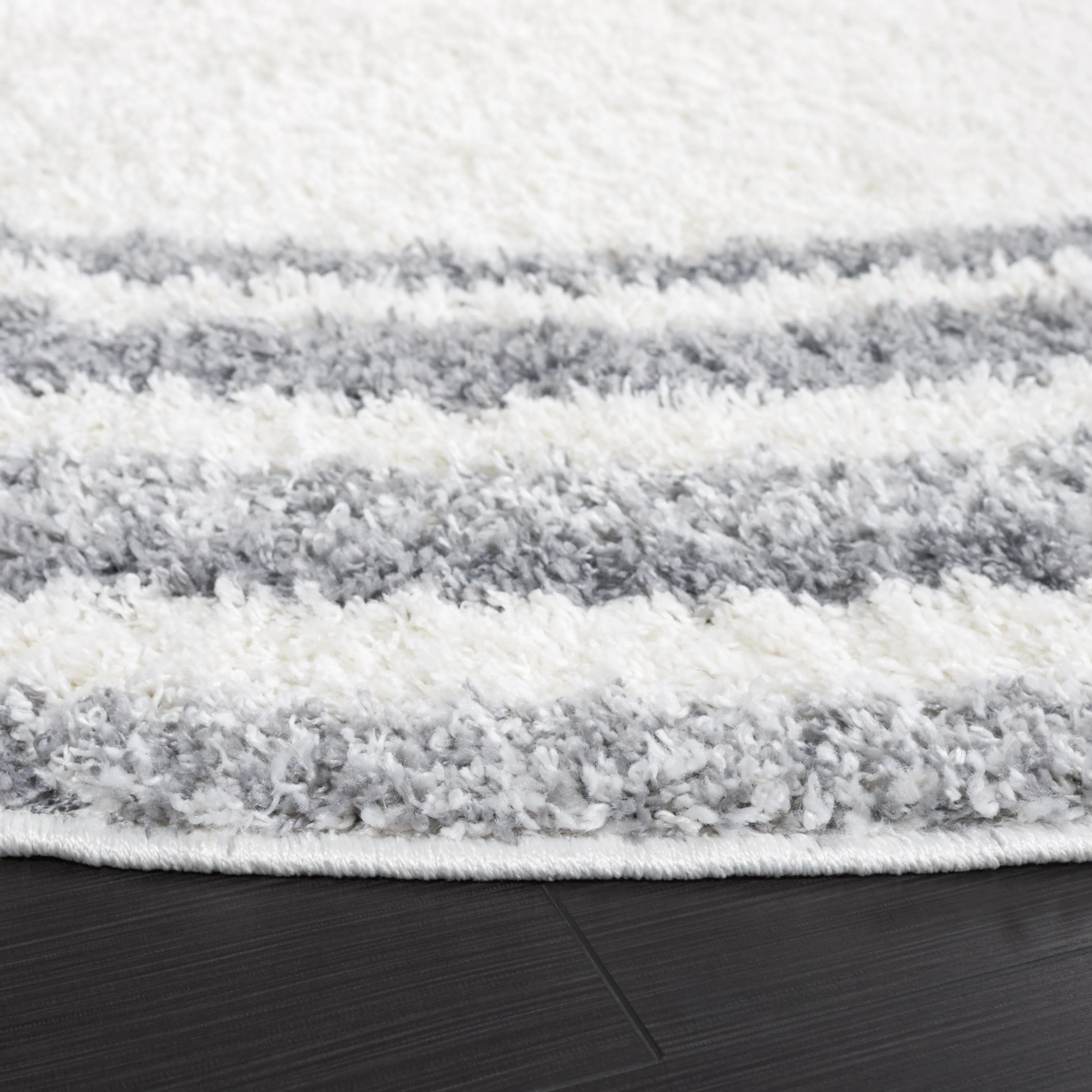 SAFAVIEH Border & Stripe Shag Rigoberta Modern 1.4-inch Thick