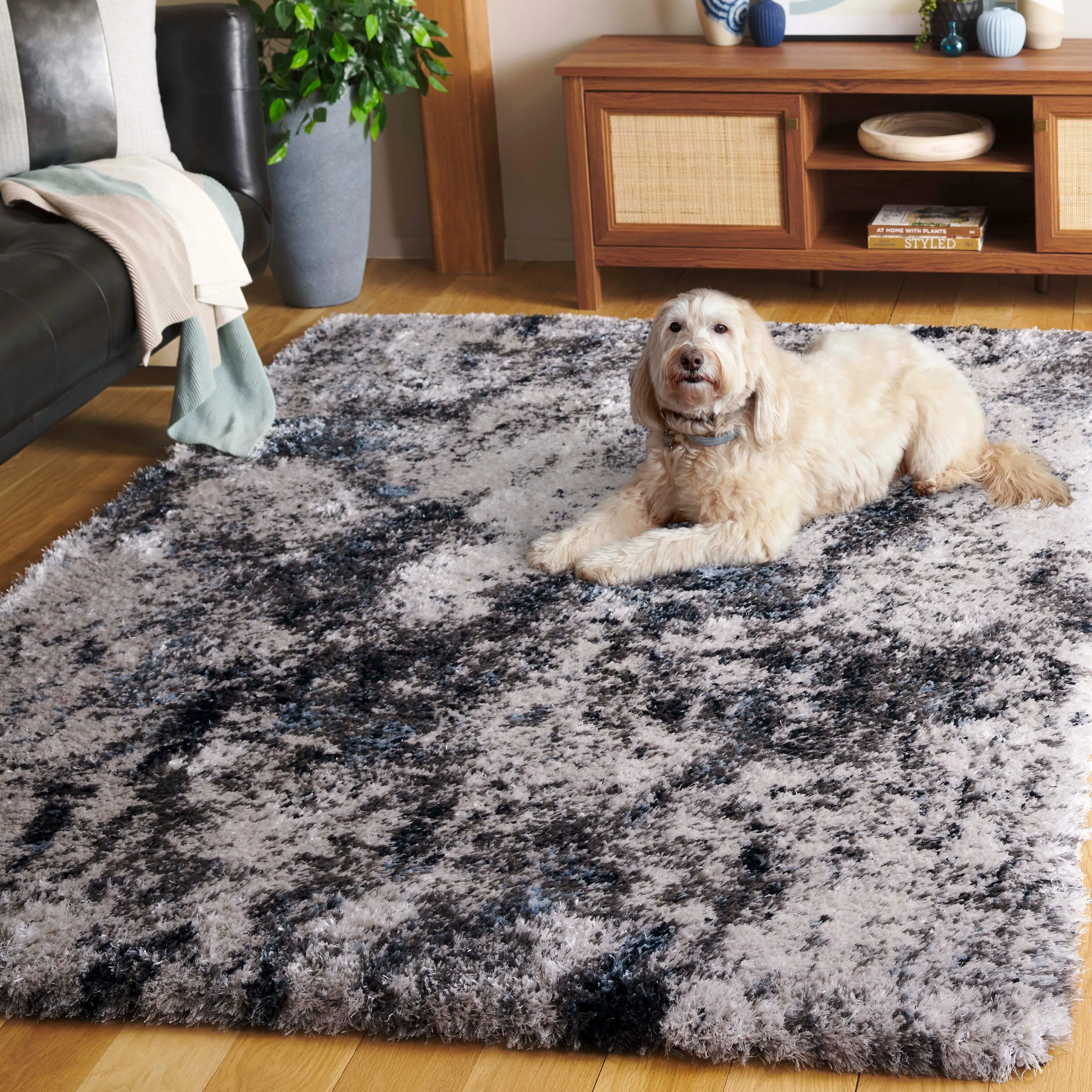 SAFAVIEH Cloud Shag Lalitha Modern Abstract 2-inch Thick Rug