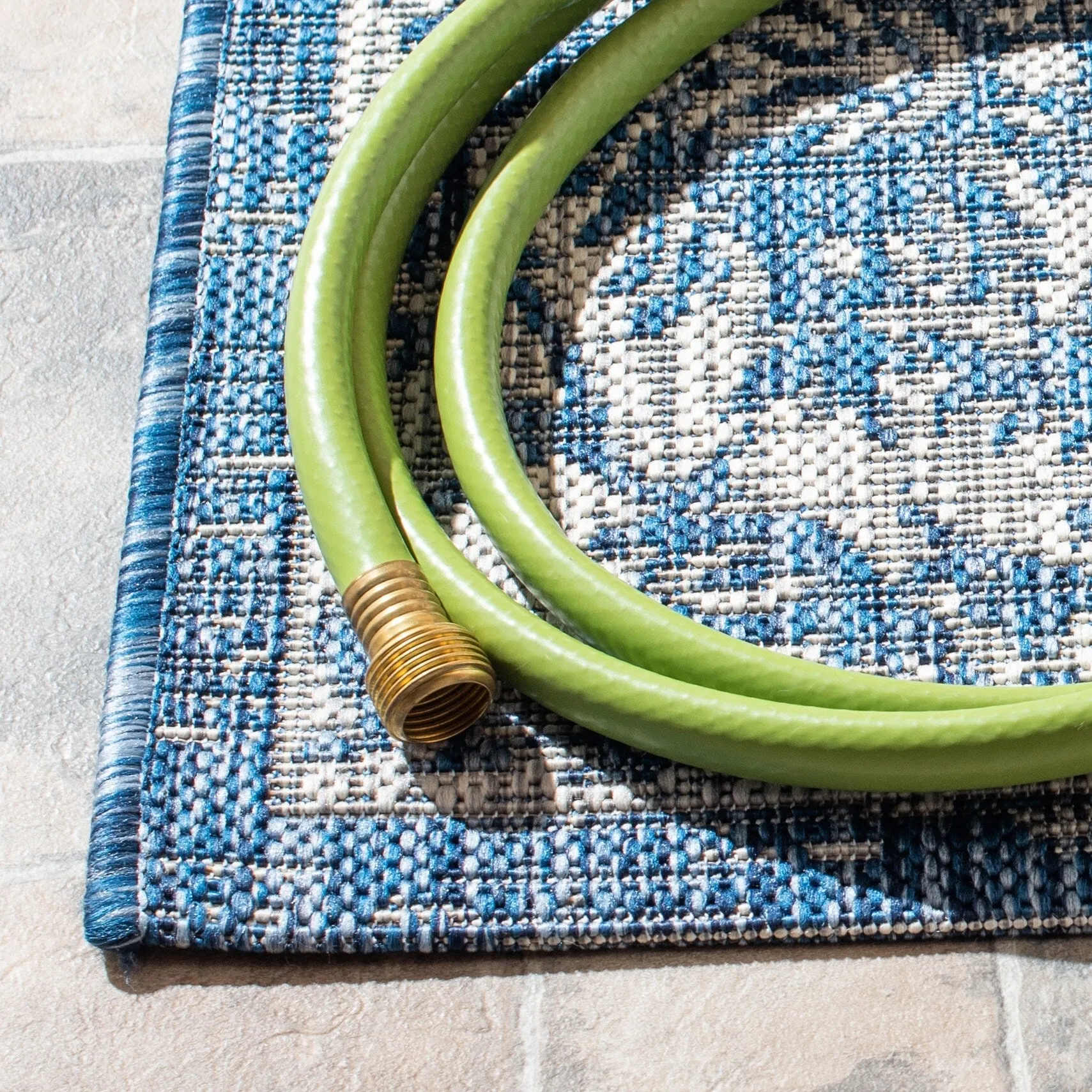 SAFAVIEH Courtyard Guylaine Indoor/ Outdoor Waterproof Patio Backyard Rug
