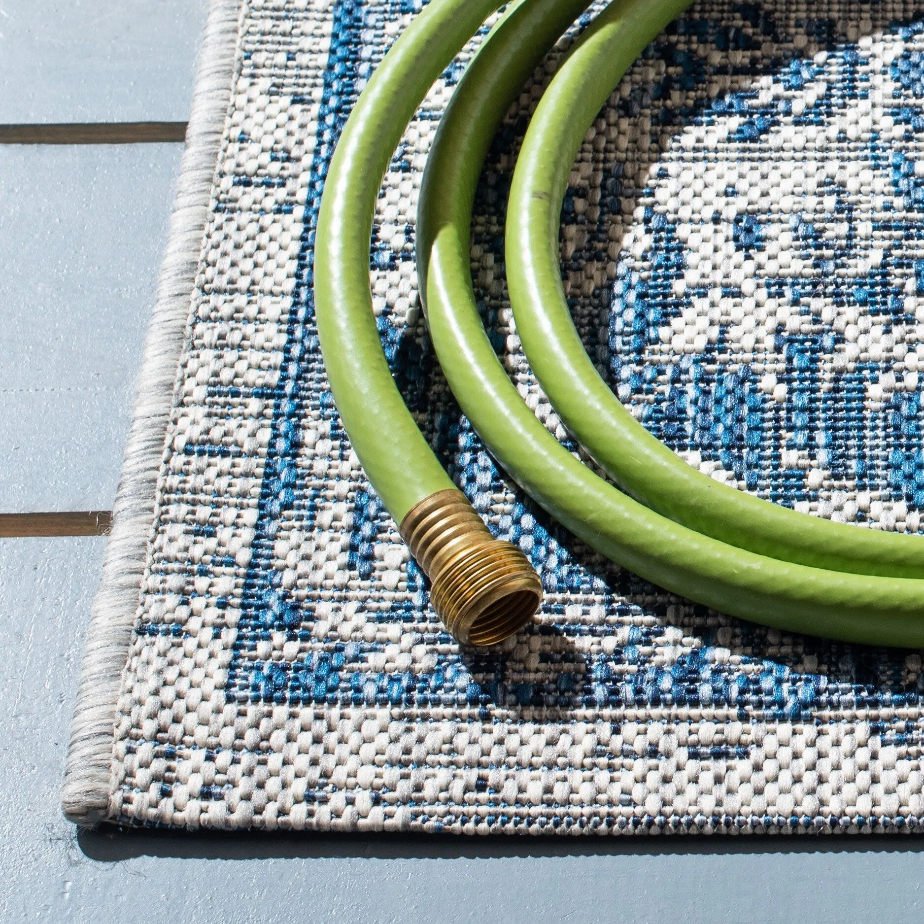 SAFAVIEH Courtyard Guylaine Indoor/ Outdoor Waterproof Patio Backyard Rug