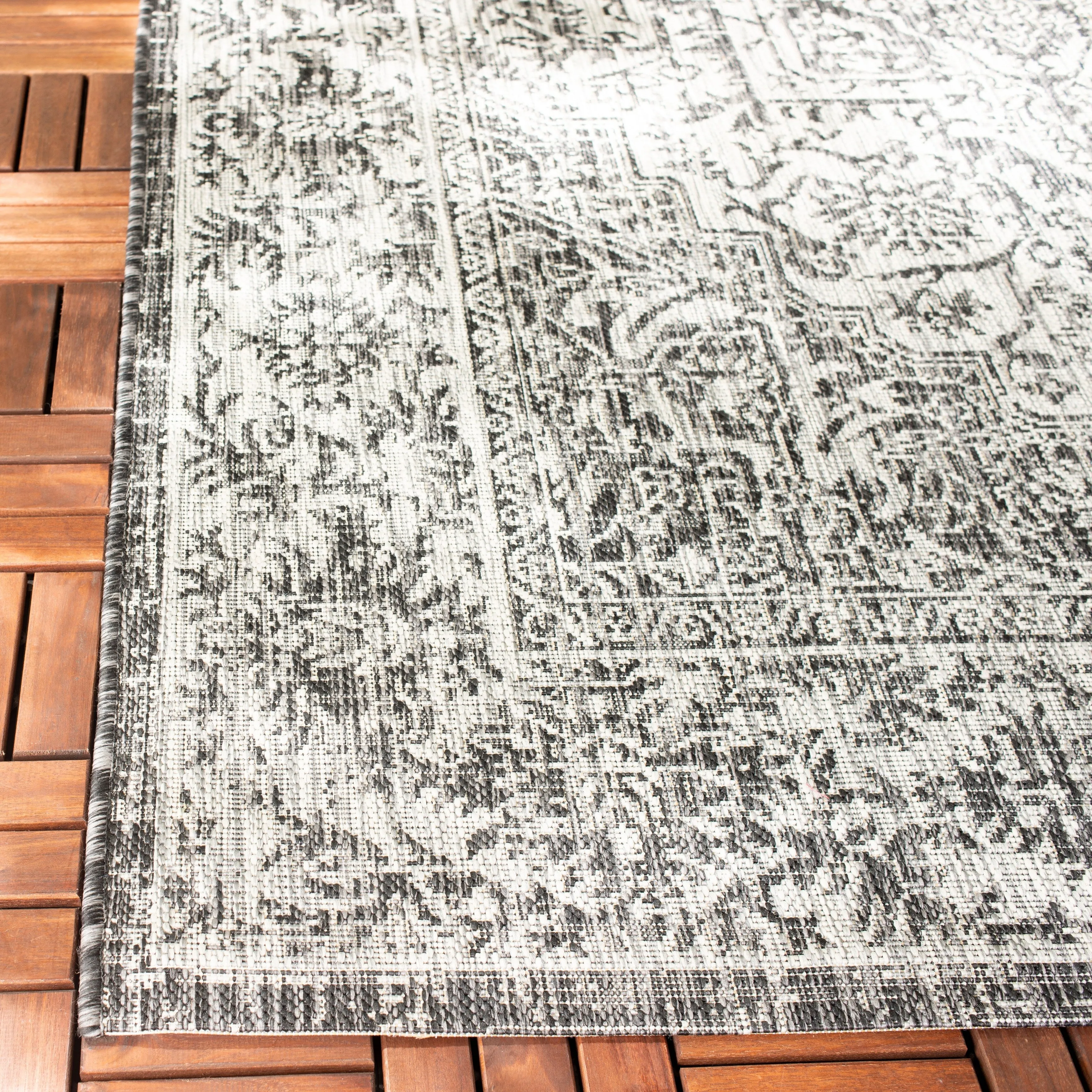 SAFAVIEH Courtyard Guylaine Indoor/ Outdoor Waterproof Patio Backyard Rug