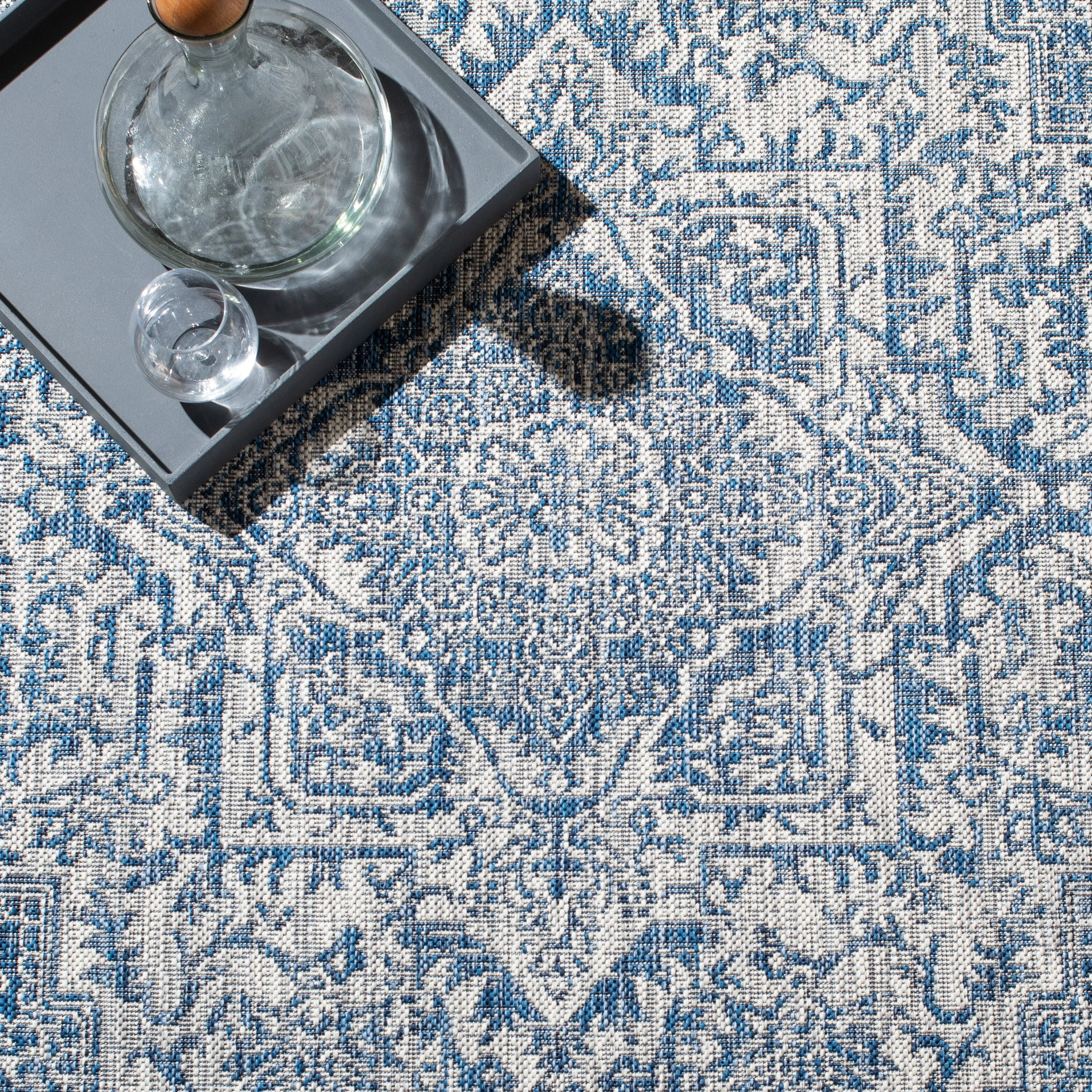 SAFAVIEH Courtyard Guylaine Indoor/ Outdoor Waterproof Patio Backyard Rug