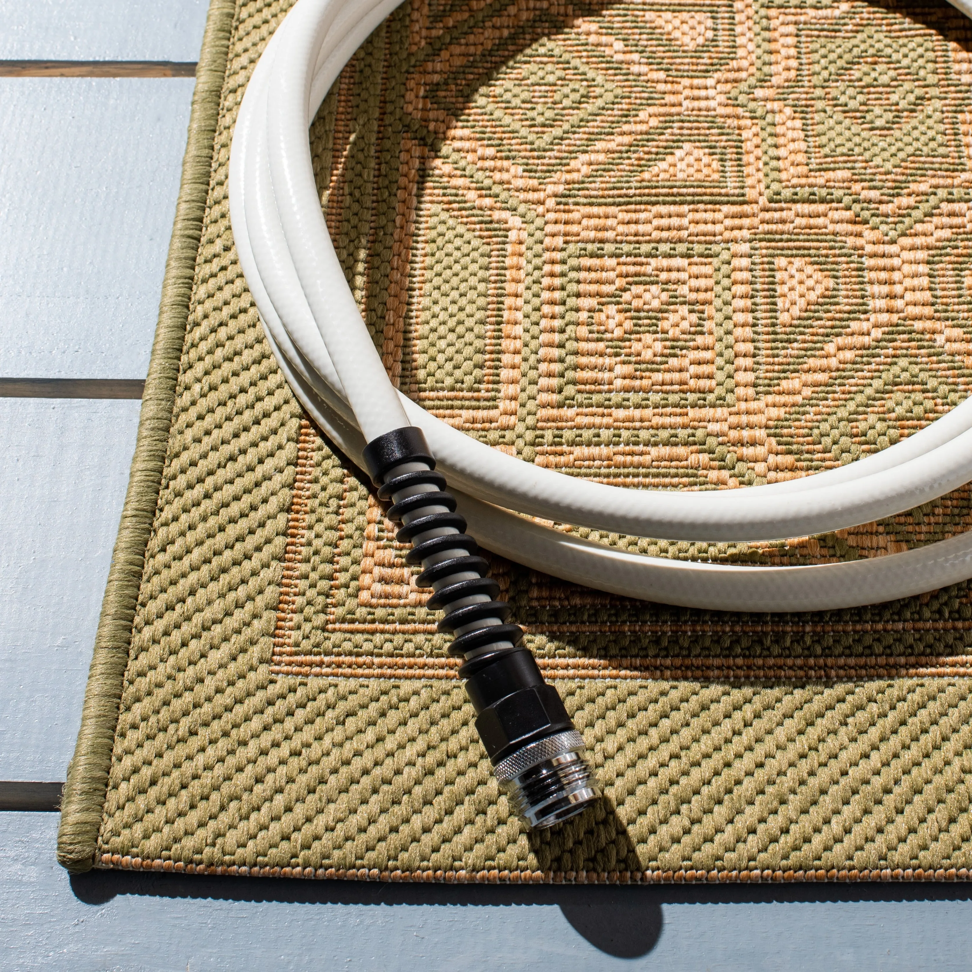 SAFAVIEH Courtyard Jacklyn Indoor/ Outdoor Waterproof Patio Backyard Rug
