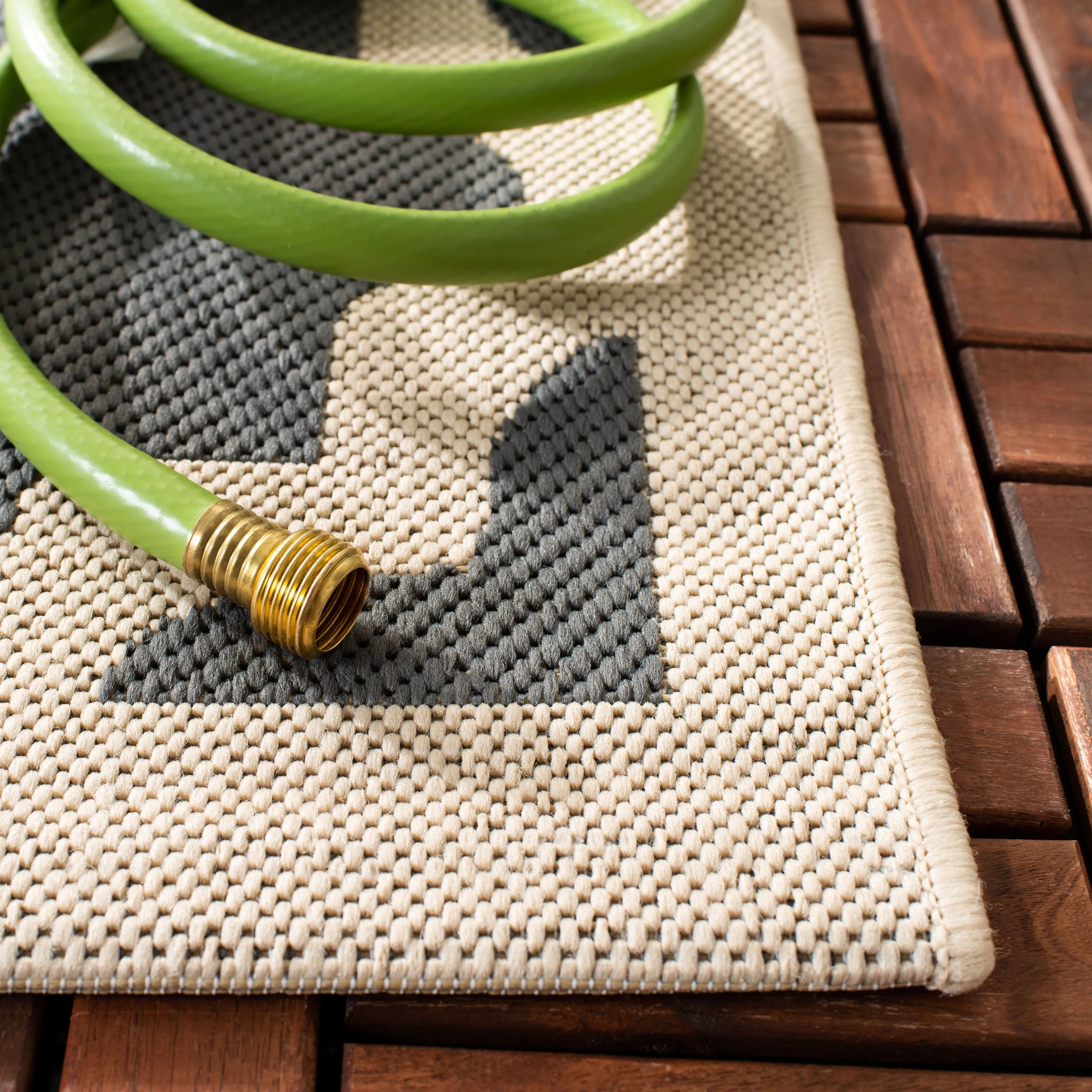 SAFAVIEH Courtyard Myrianne Indoor/ Outdoor Waterproof Patio Backyard Rug