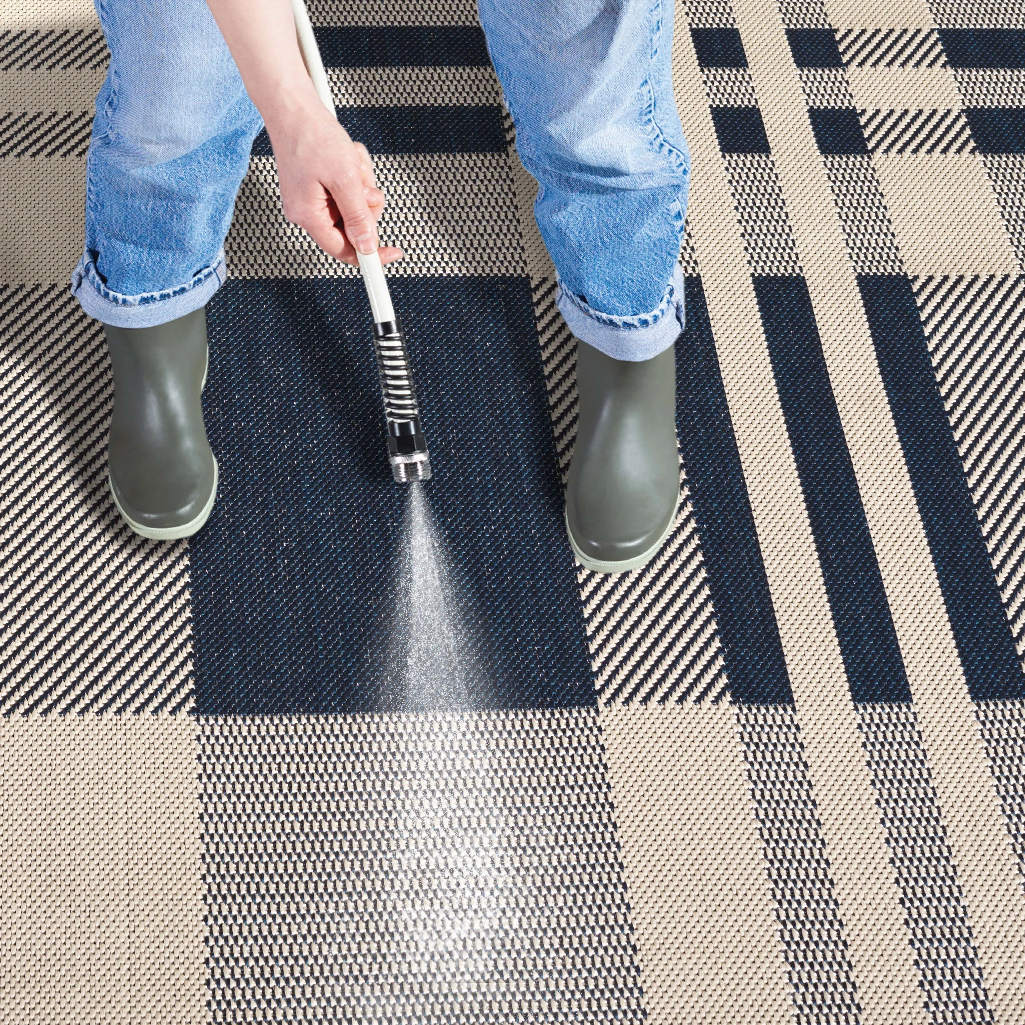 SAFAVIEH Courtyard Oriole Plaid Indoor/ Outdoor Waterproof Patio Backyard.