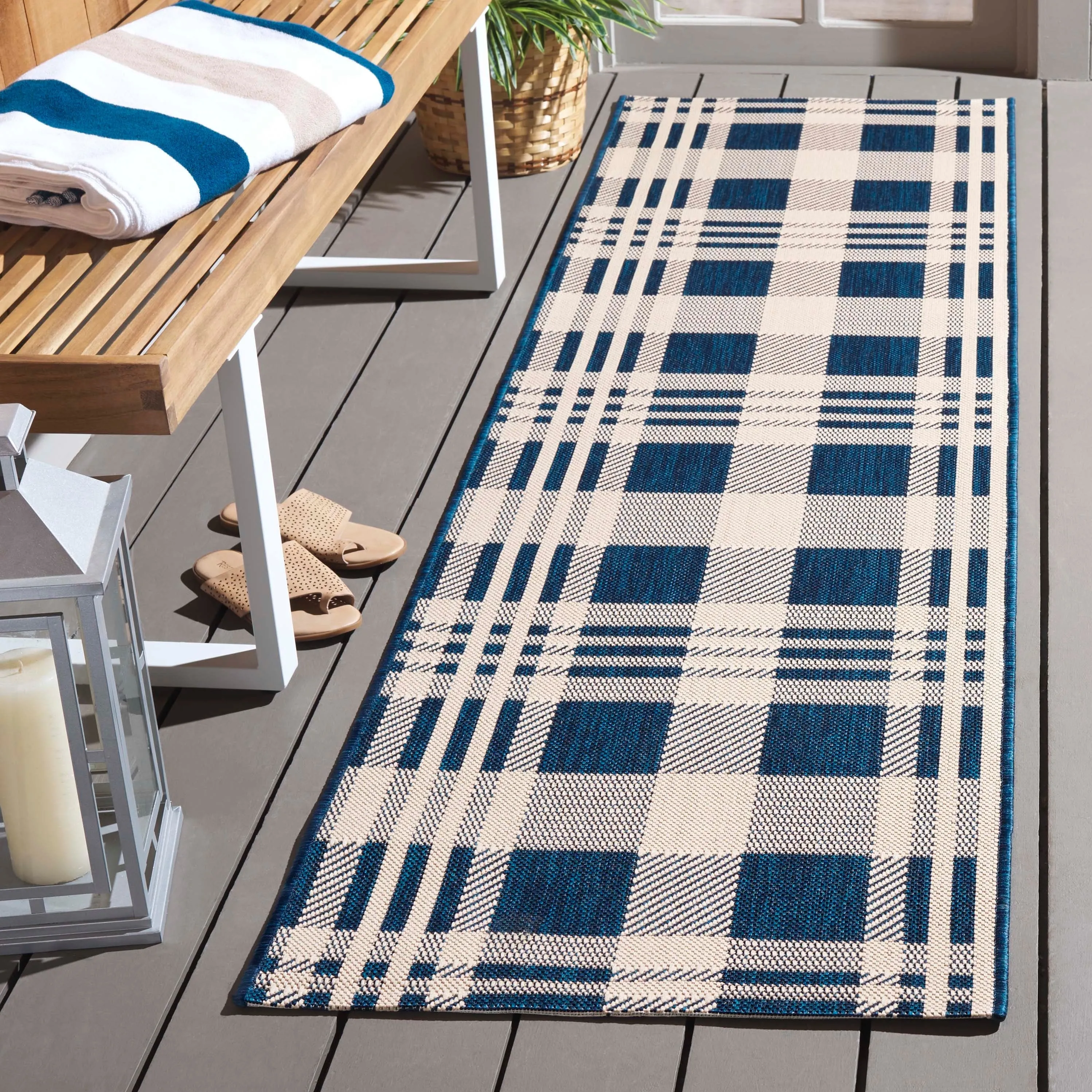 SAFAVIEH Courtyard Oriole Plaid Indoor/ Outdoor Waterproof Patio Backyard.