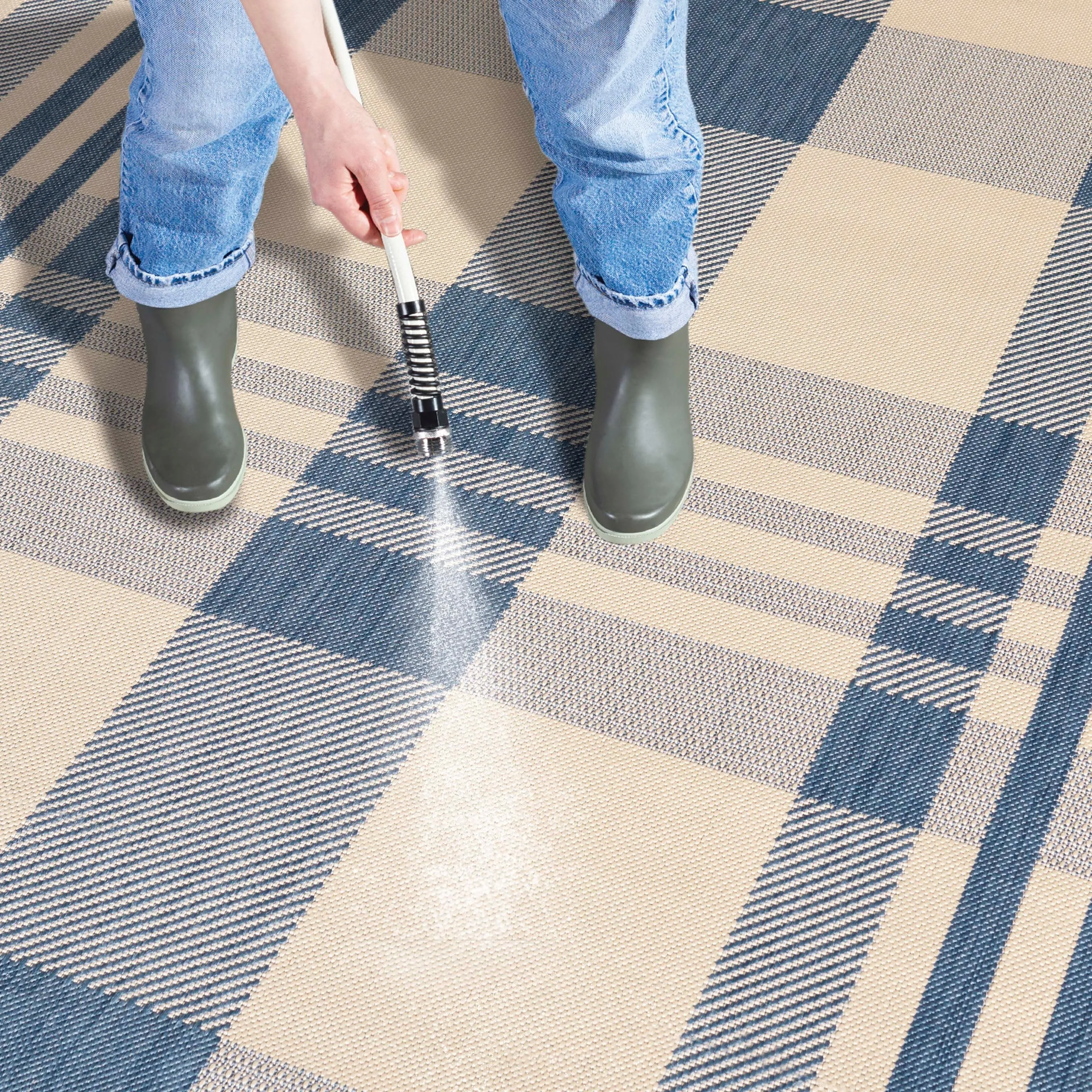 SAFAVIEH Courtyard Oriole Plaid Indoor/ Outdoor Waterproof Patio Backyard.