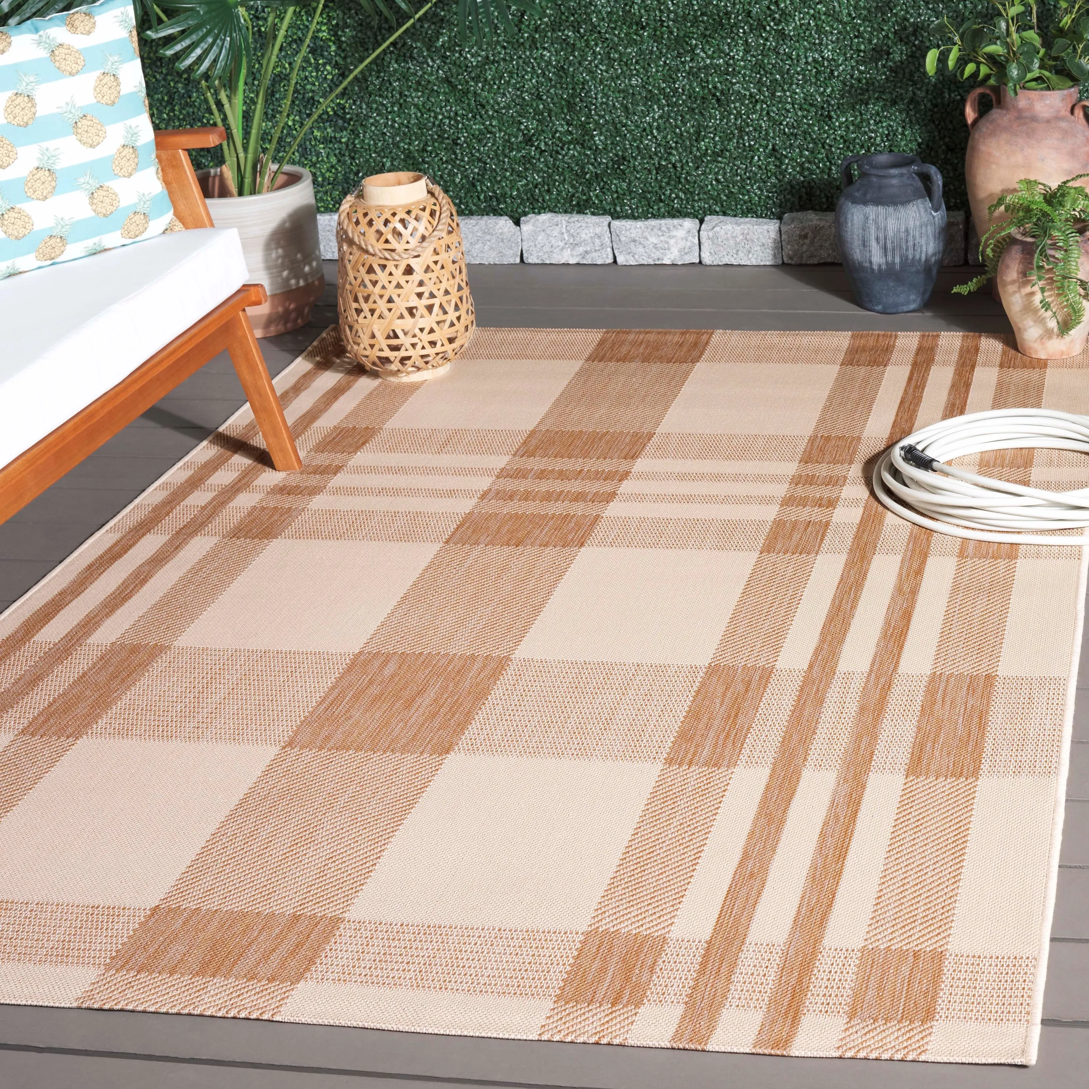 SAFAVIEH Courtyard Oriole Plaid Indoor/ Outdoor Waterproof Patio Backyard.