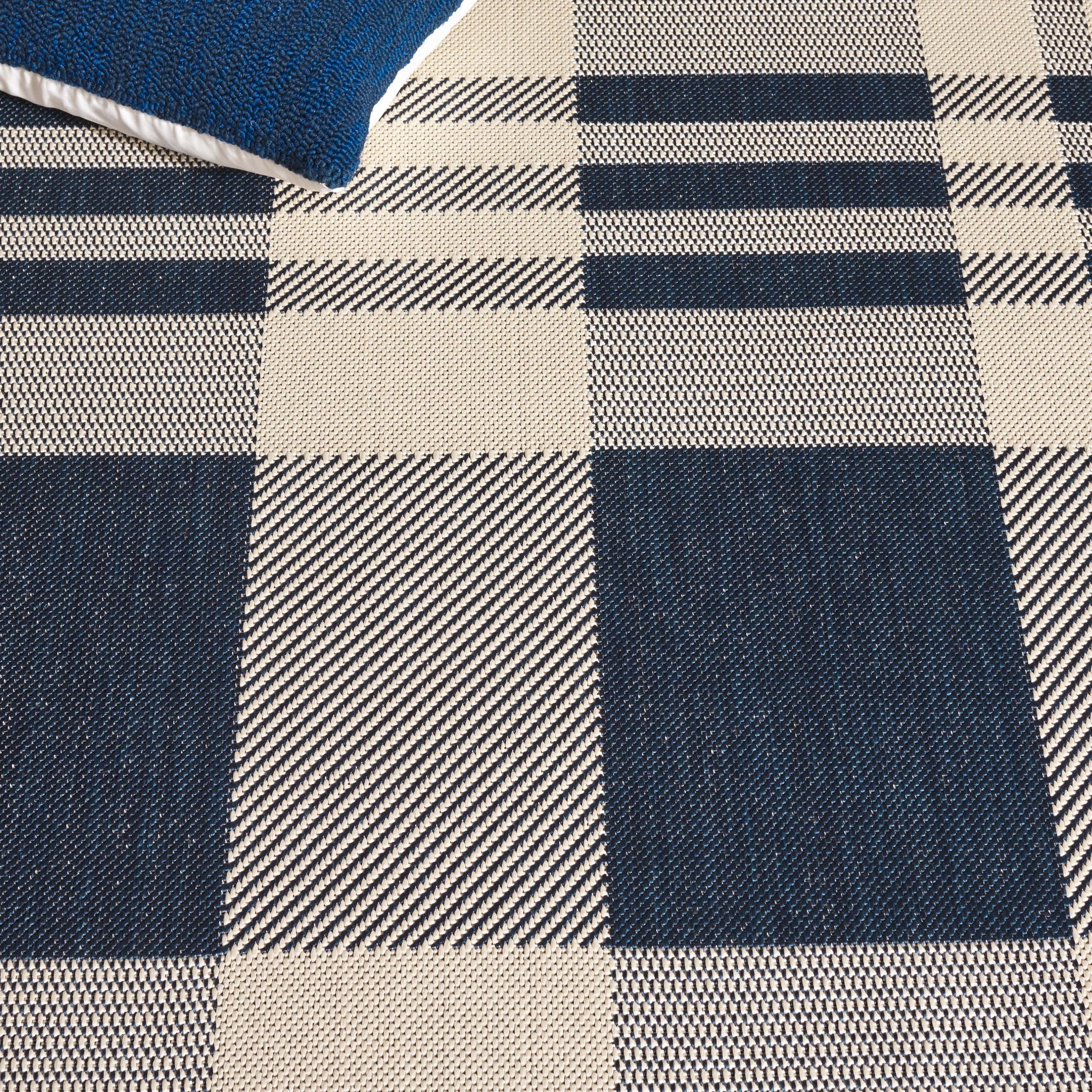 SAFAVIEH Courtyard Oriole Plaid Indoor/ Outdoor Waterproof Patio Backyard.