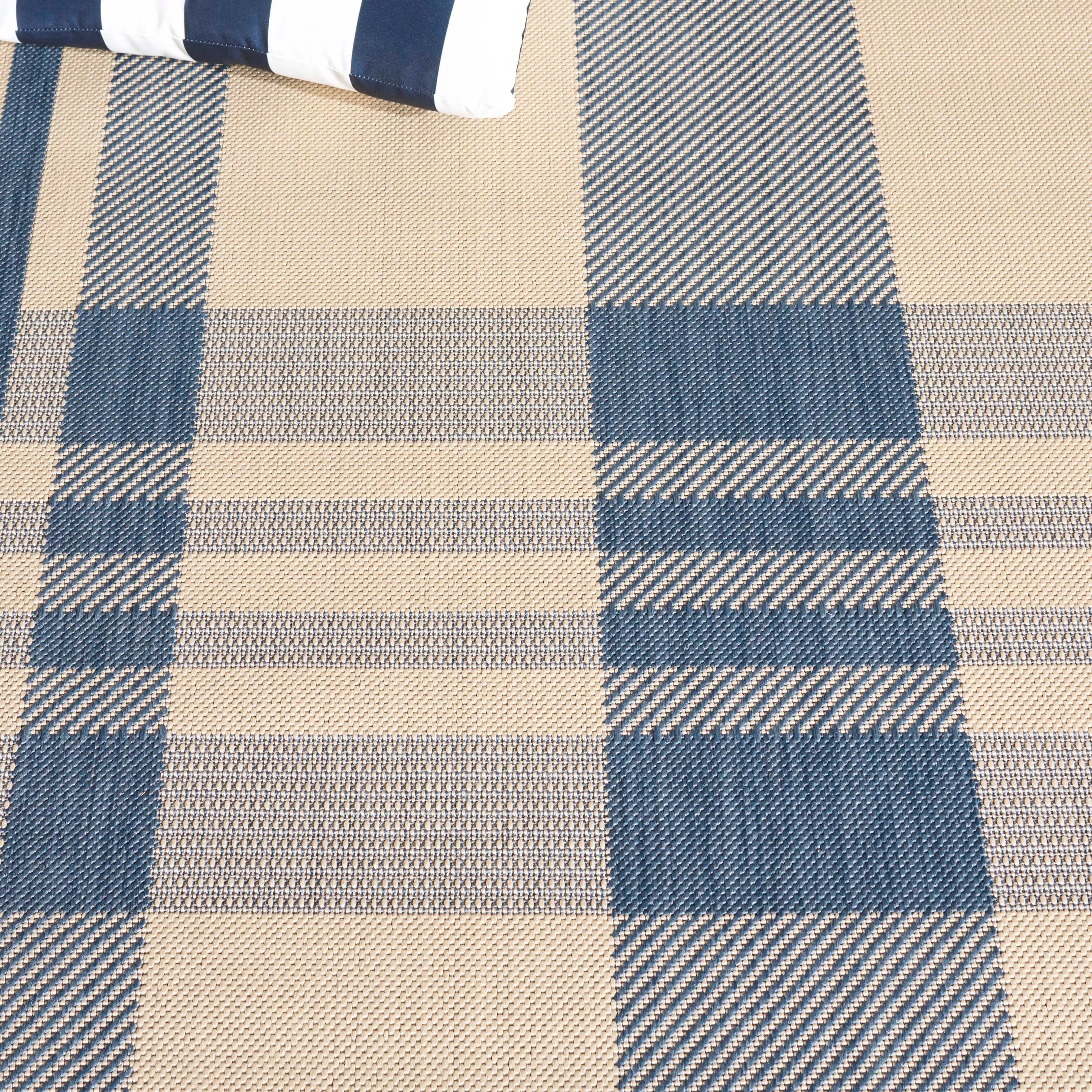 SAFAVIEH Courtyard Oriole Plaid Indoor/ Outdoor Waterproof Patio Backyard.