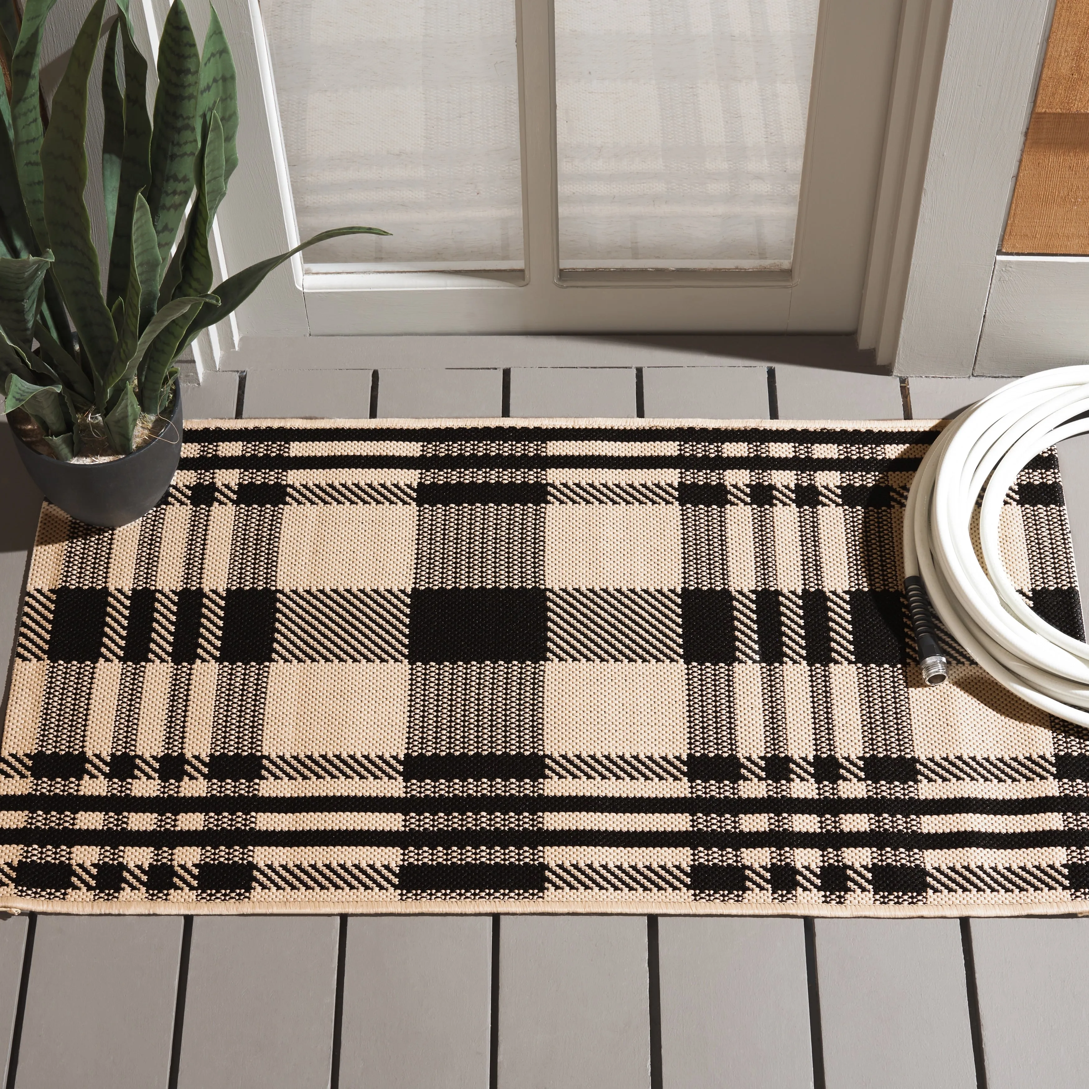 SAFAVIEH Courtyard Oriole Plaid Indoor/ Outdoor Waterproof Patio Backyard.
