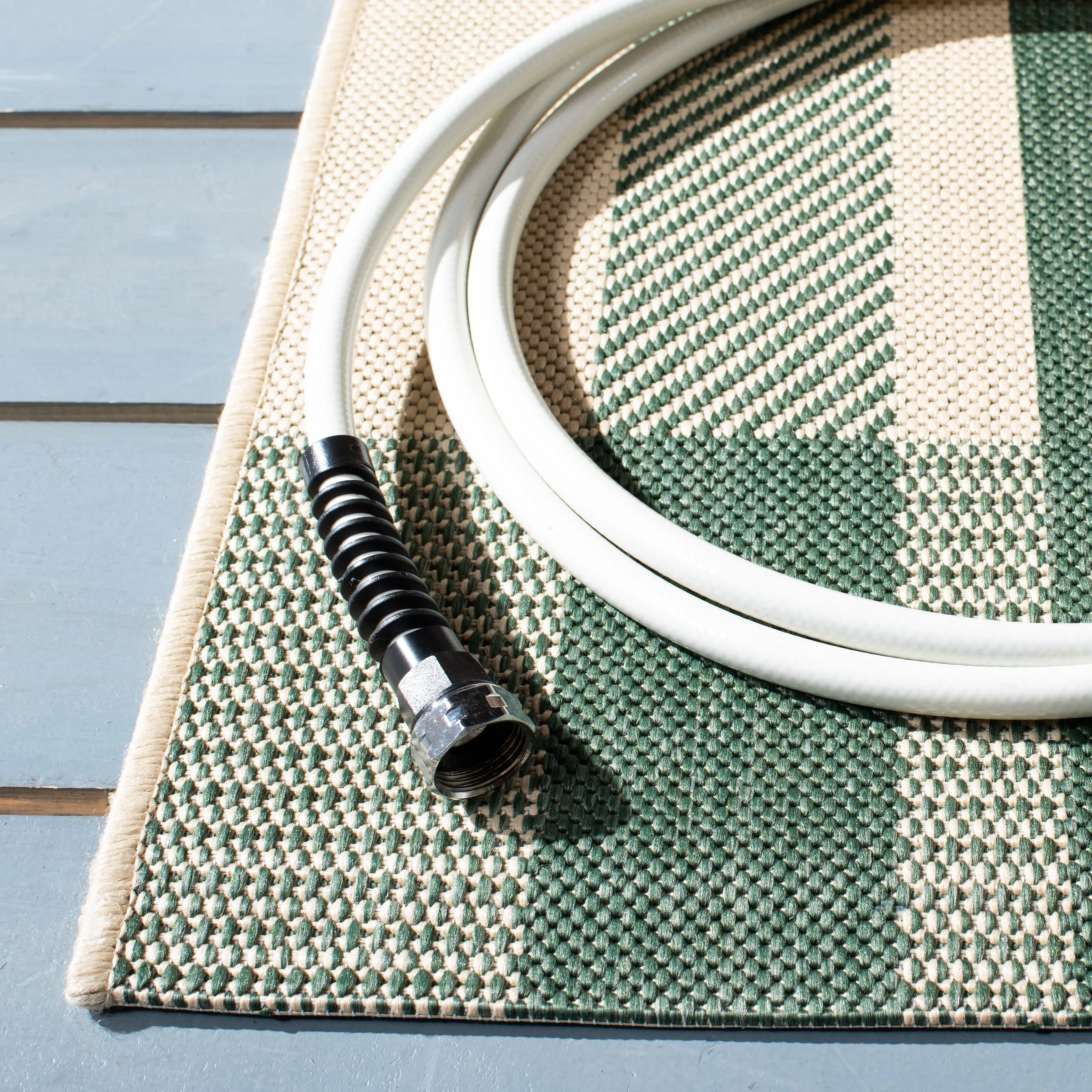 SAFAVIEH Courtyard Oriole Plaid Indoor/ Outdoor Waterproof Patio Backyard.