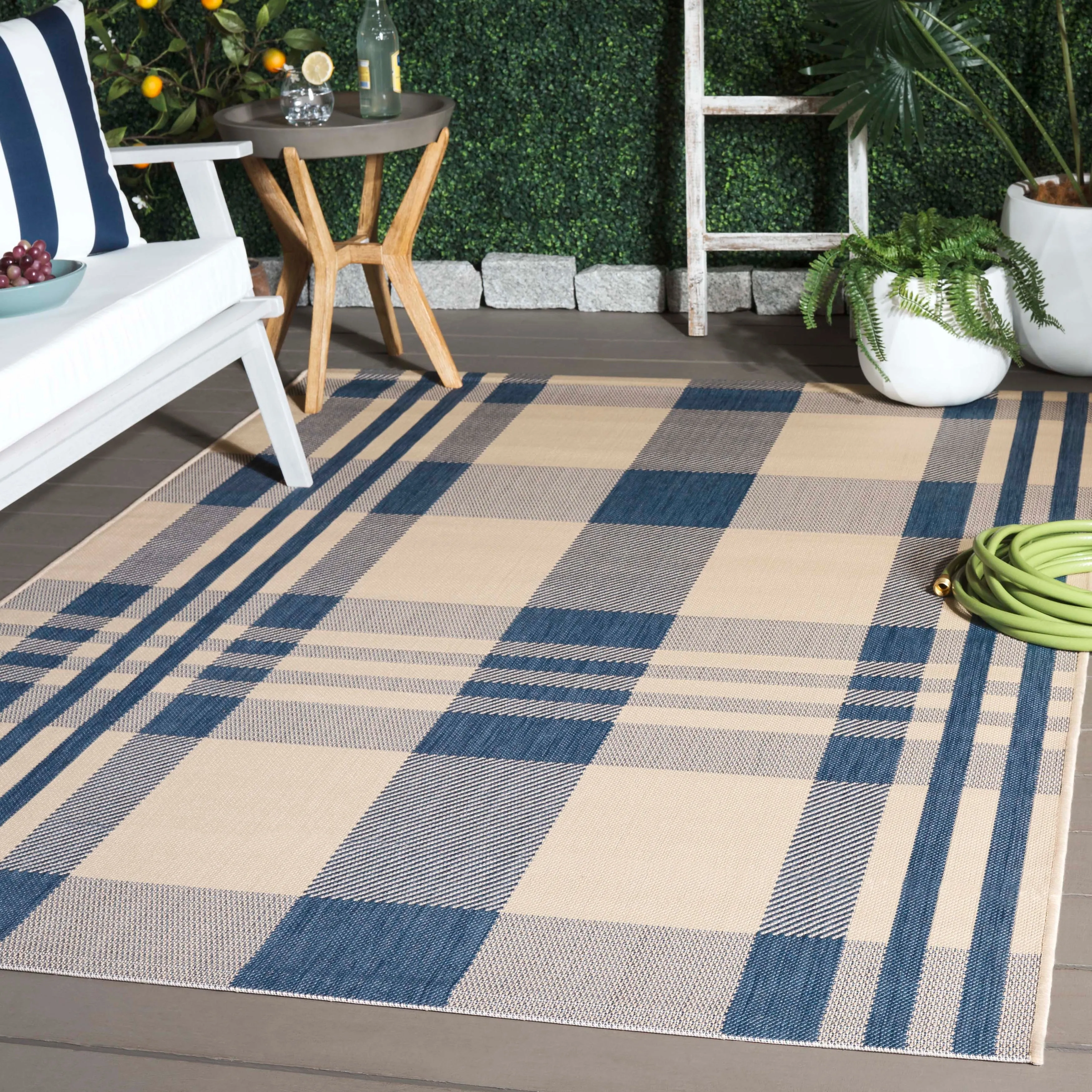 SAFAVIEH Courtyard Oriole Plaid Indoor/ Outdoor Waterproof Patio Backyard.