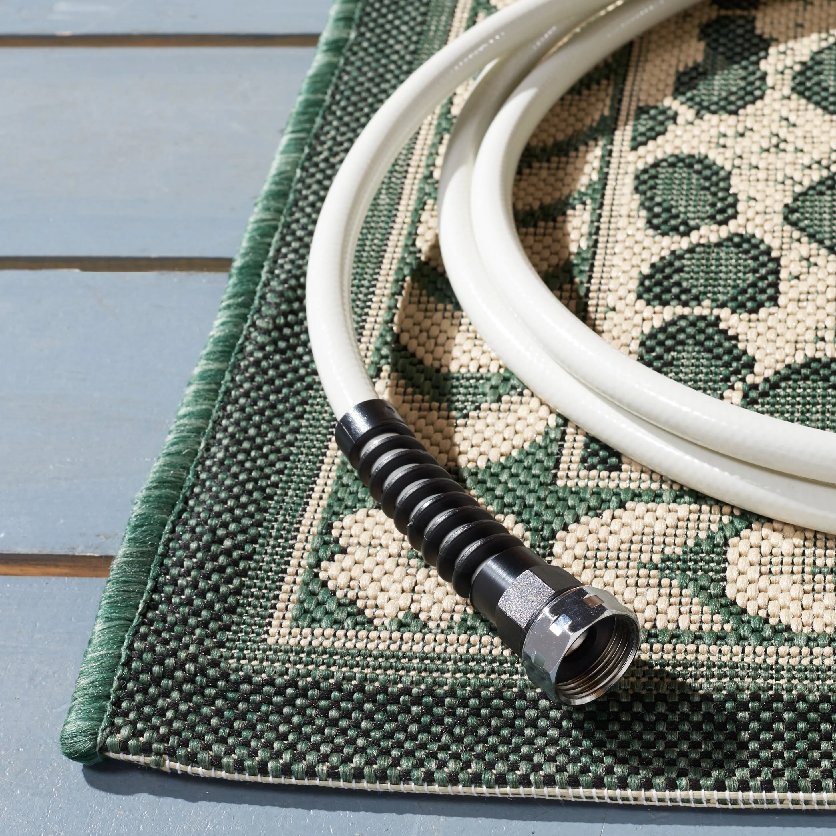 SAFAVIEH Courtyard Sanyi Indoor/ Outdoor Waterproof Patio Backyard Rug