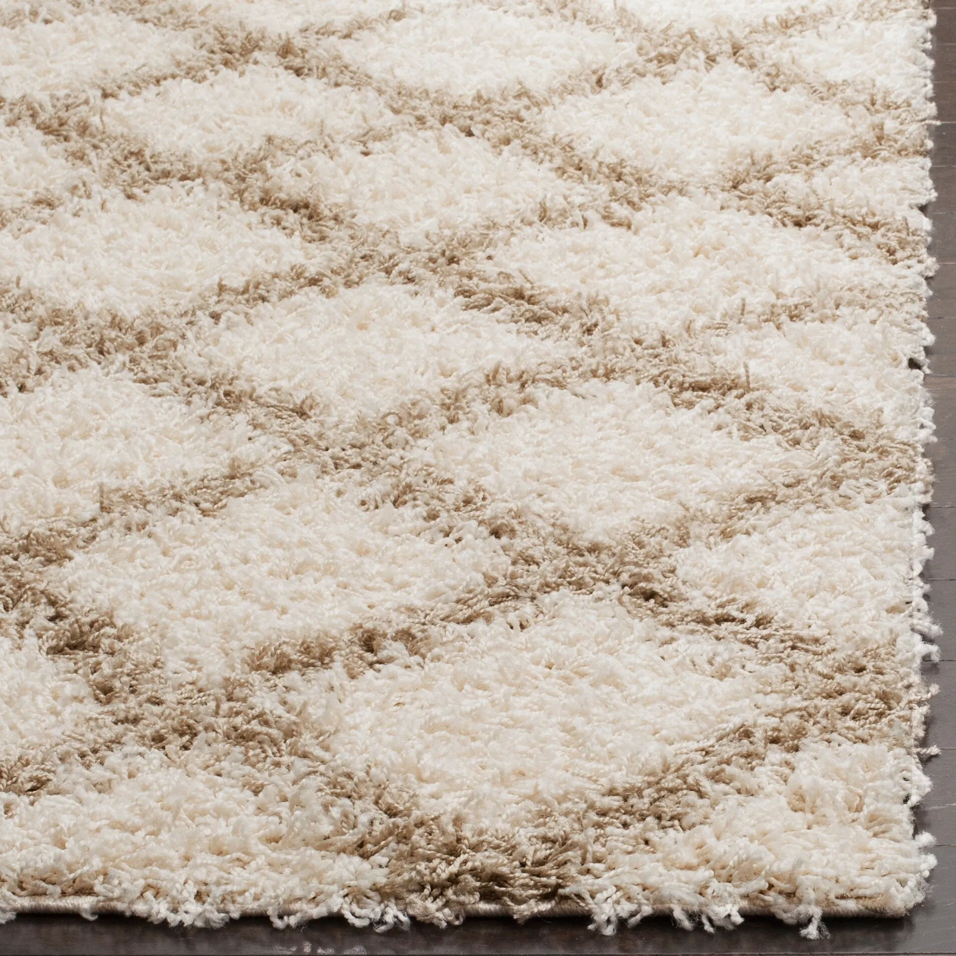 SAFAVIEH Dallas Shag Melahat Trellis 1.5-inch Thick Rug - Ivory/Beige - 2' 3 x 8'