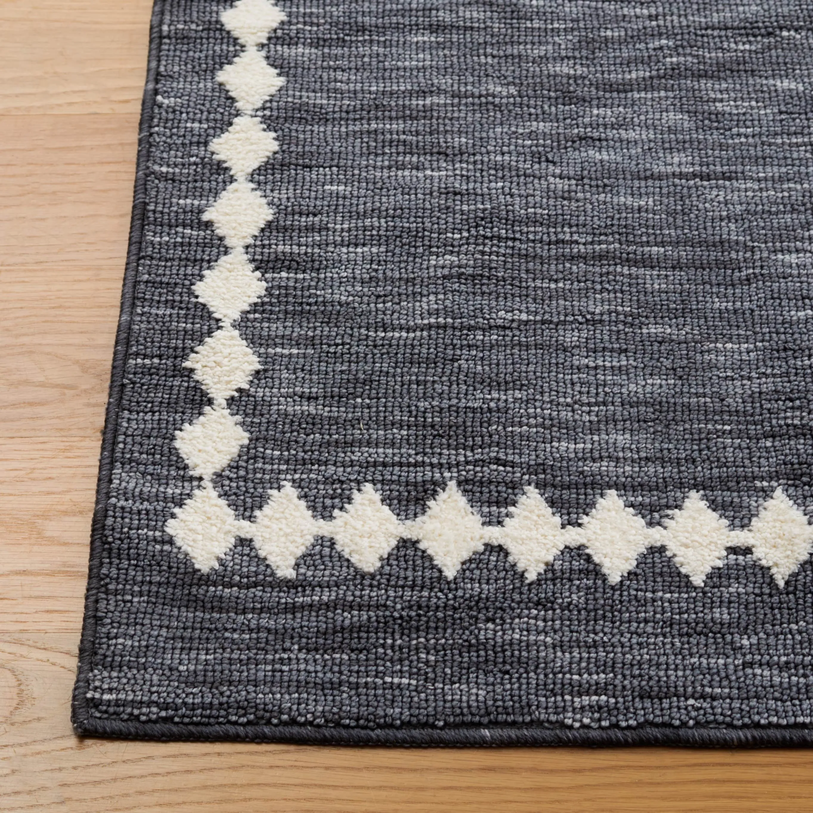 SAFAVIEH Easy Care Machine Washable Lintrud Border Rug