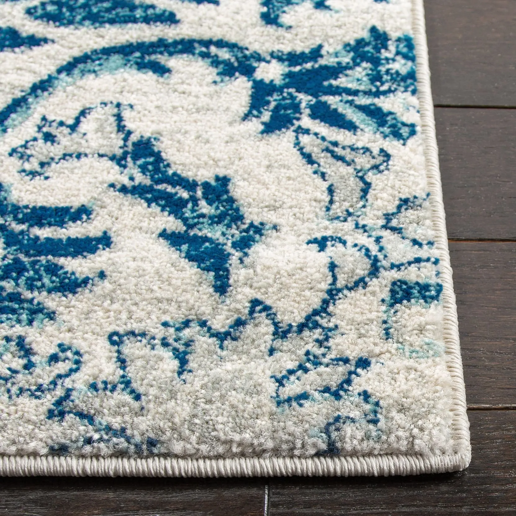 SAFAVIEH Evoke Krijna Vintage Damask Rug