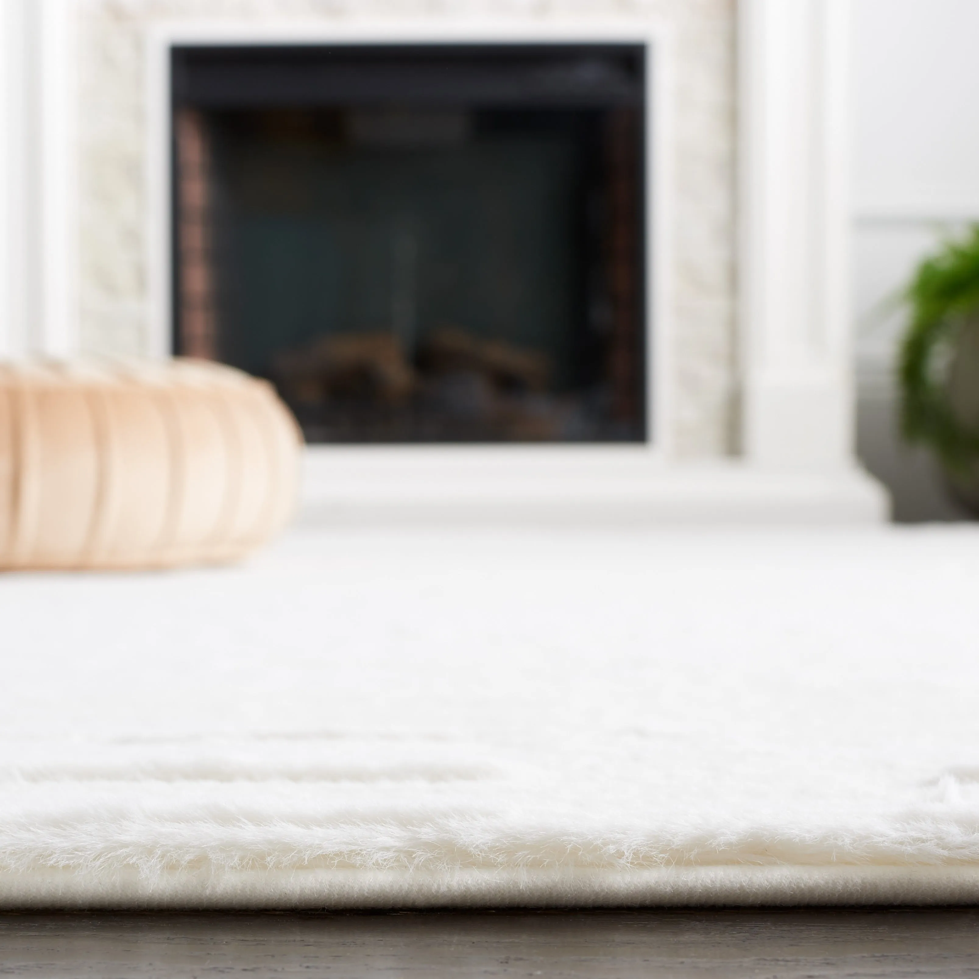 SAFAVIEH Faux Rabbit Auzinda Washable Fur Solid Shag Rug