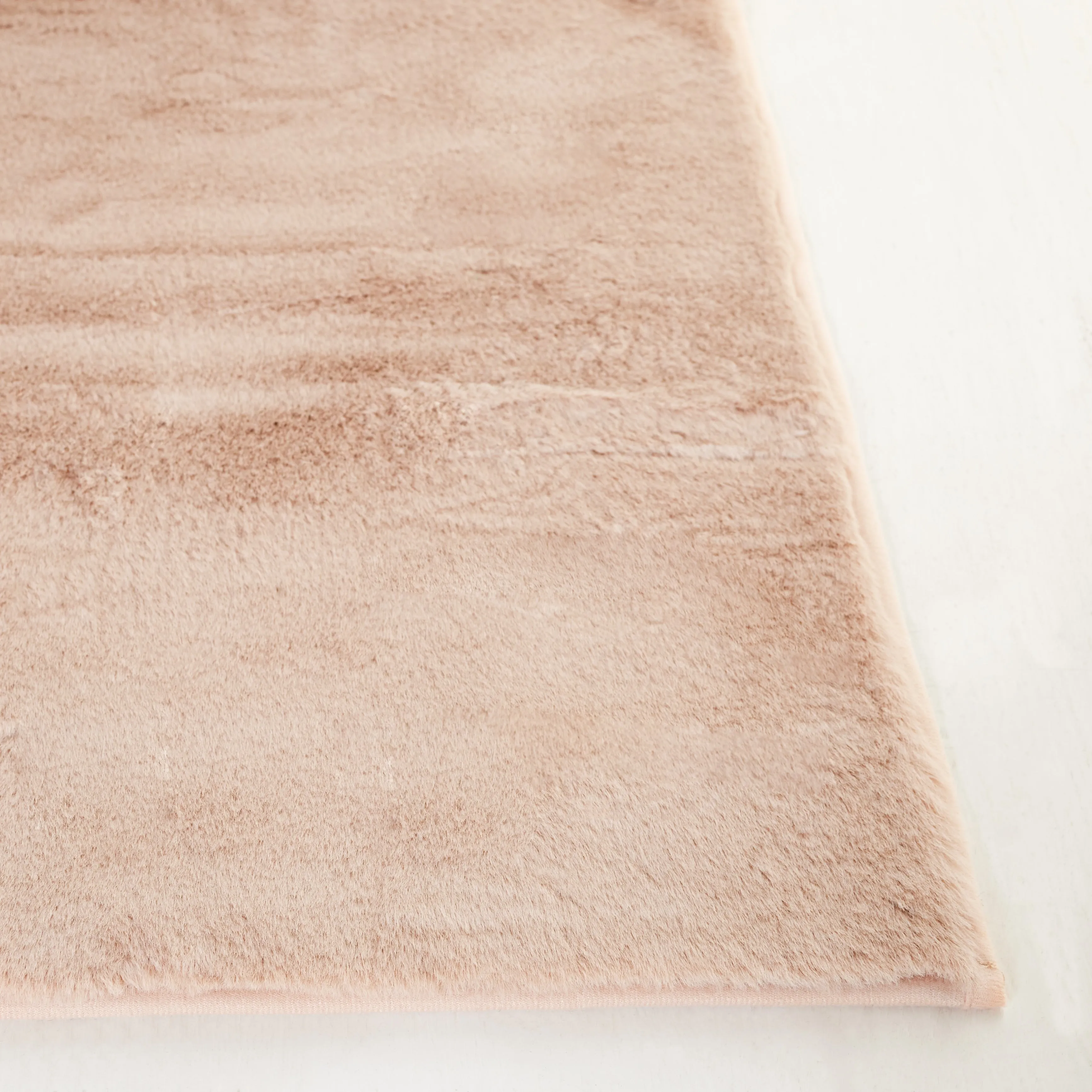 SAFAVIEH Faux Rabbit Auzinda Washable Fur Solid Shag Rug