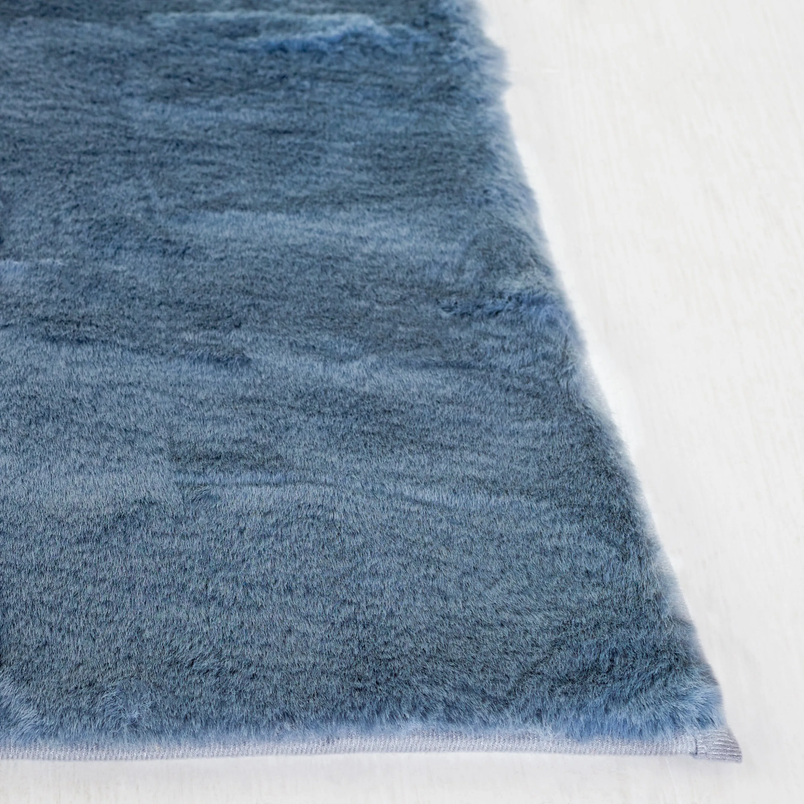 SAFAVIEH Faux Rabbit Auzinda Washable Fur Solid Shag Rug