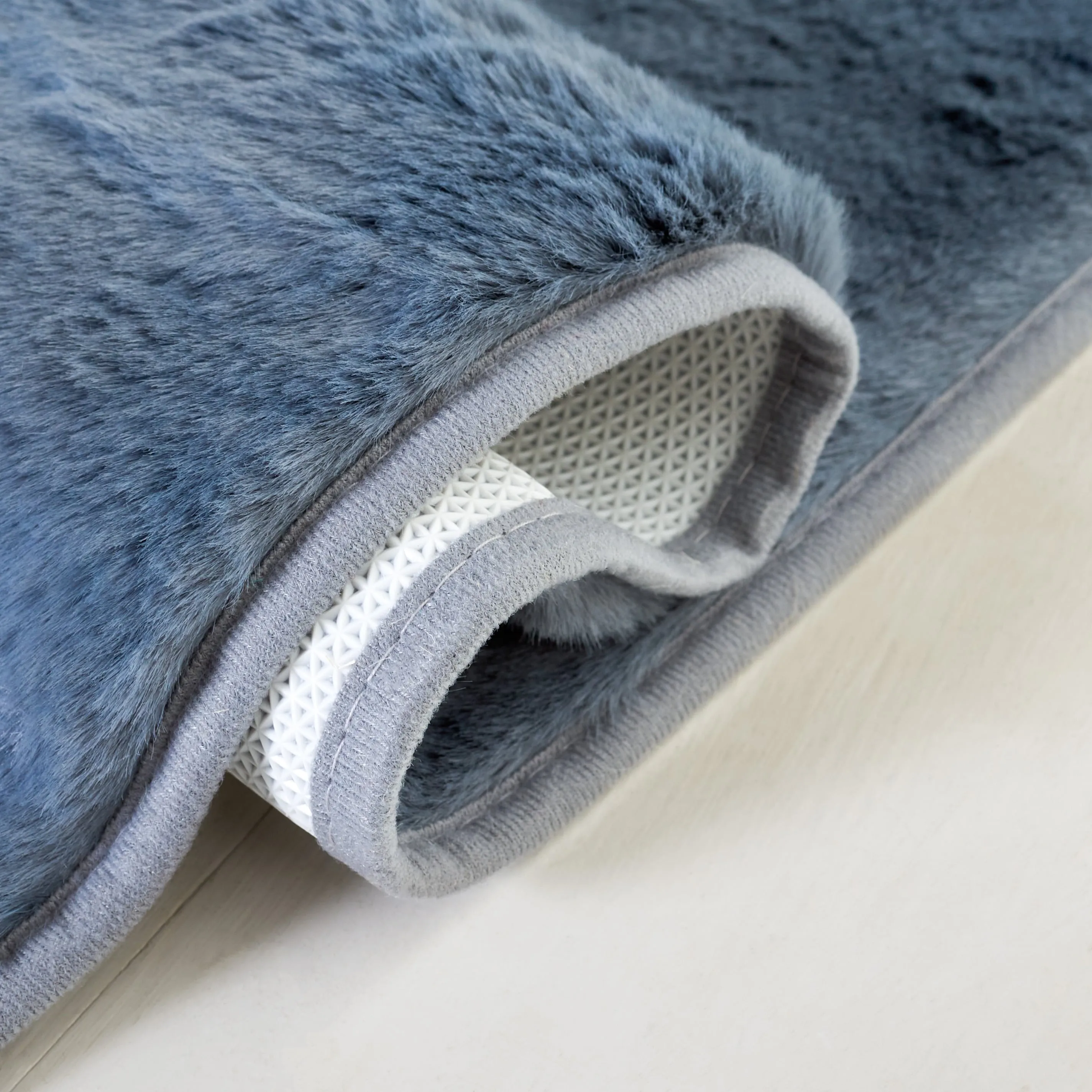 SAFAVIEH Faux Rabbit Auzinda Washable Fur Solid Shag Rug