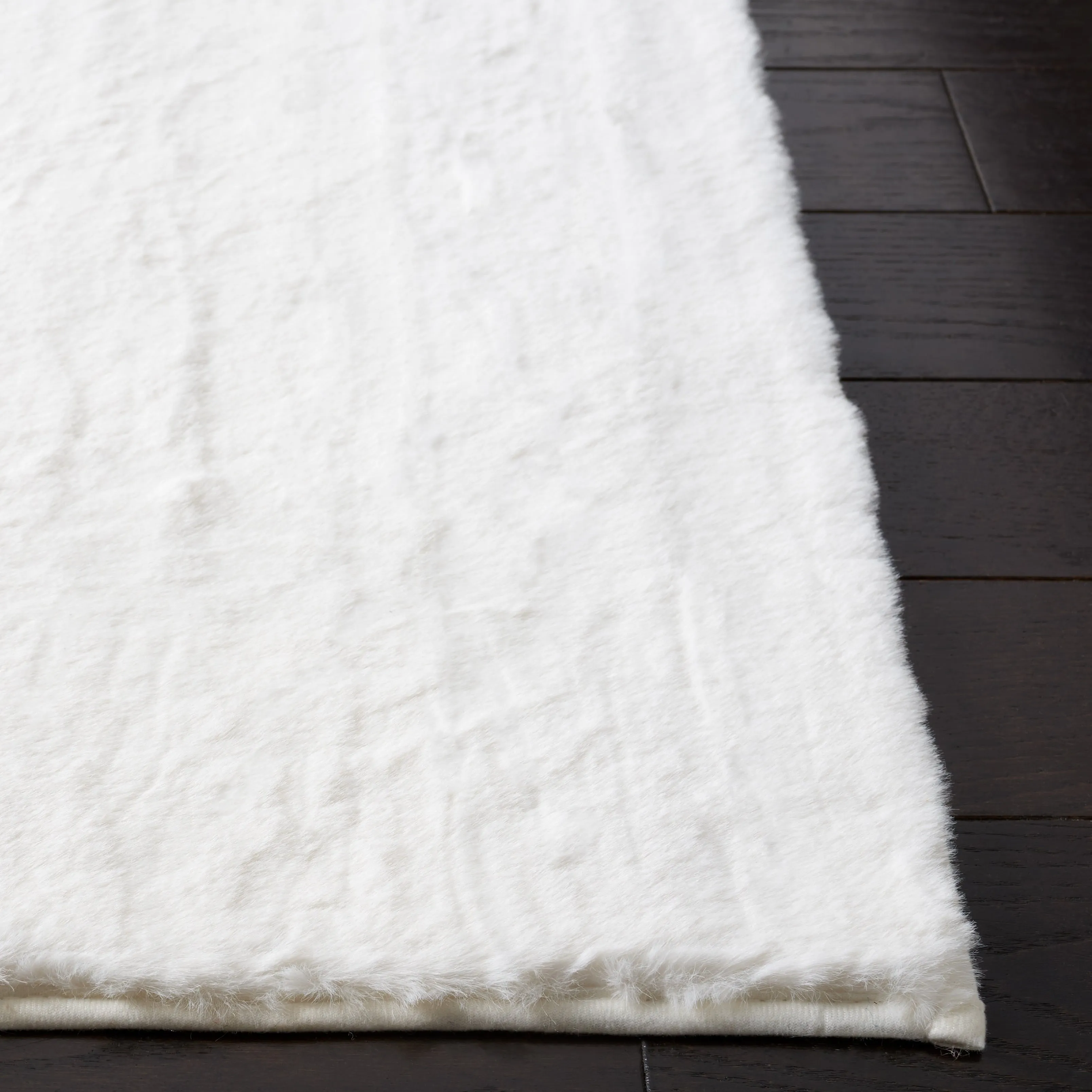 SAFAVIEH Faux Rabbit Auzinda Washable Fur Solid Shag Rug