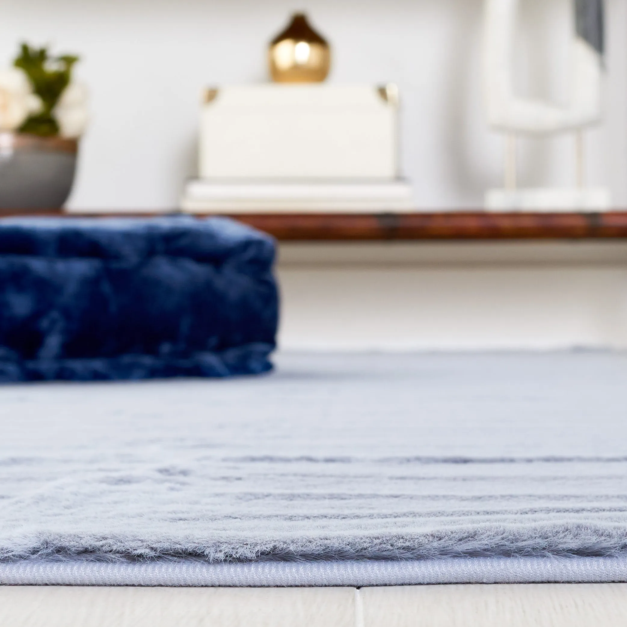 SAFAVIEH Faux Rabbit Auzinda Washable Fur Solid Shag Rug