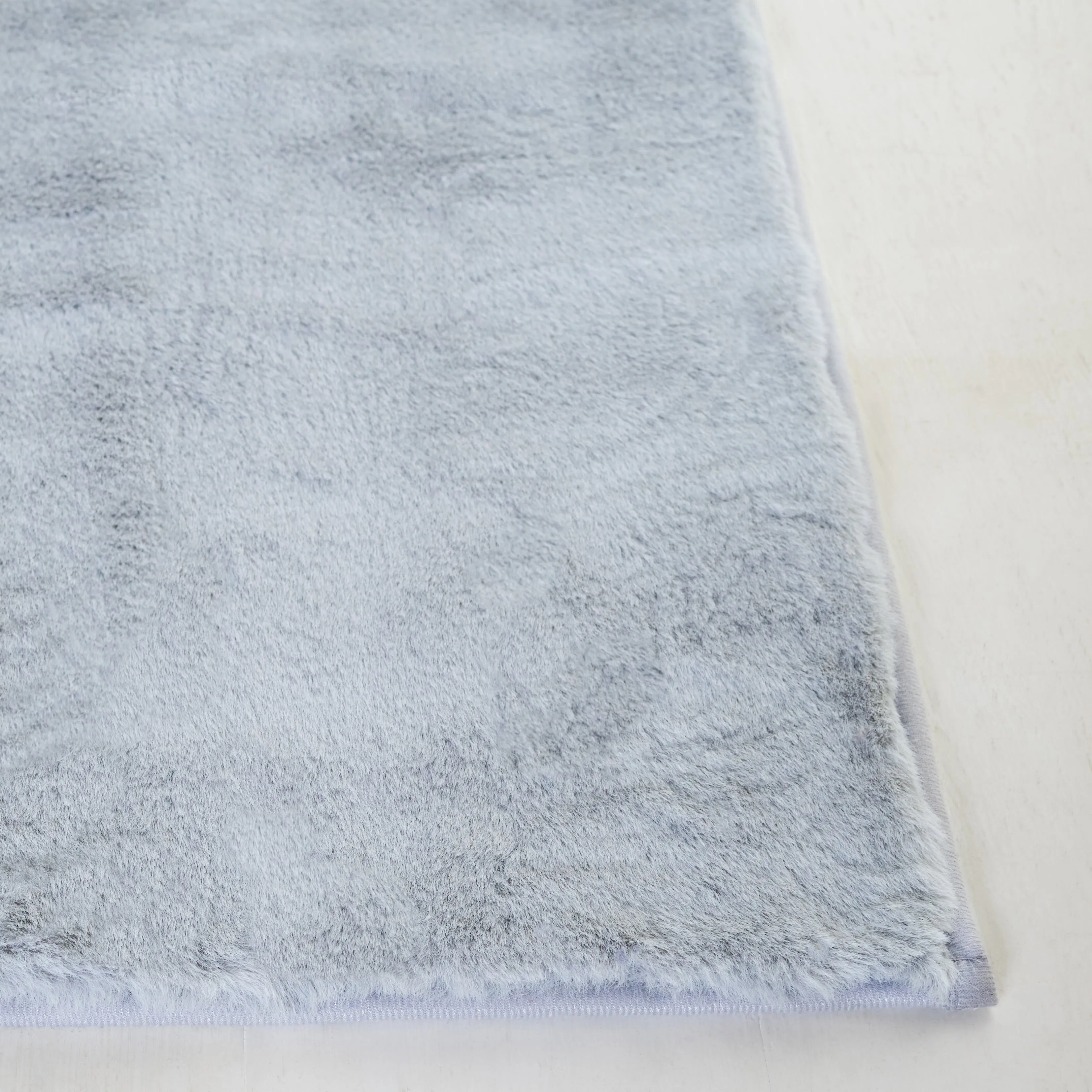 SAFAVIEH Faux Rabbit Auzinda Washable Fur Solid Shag Rug