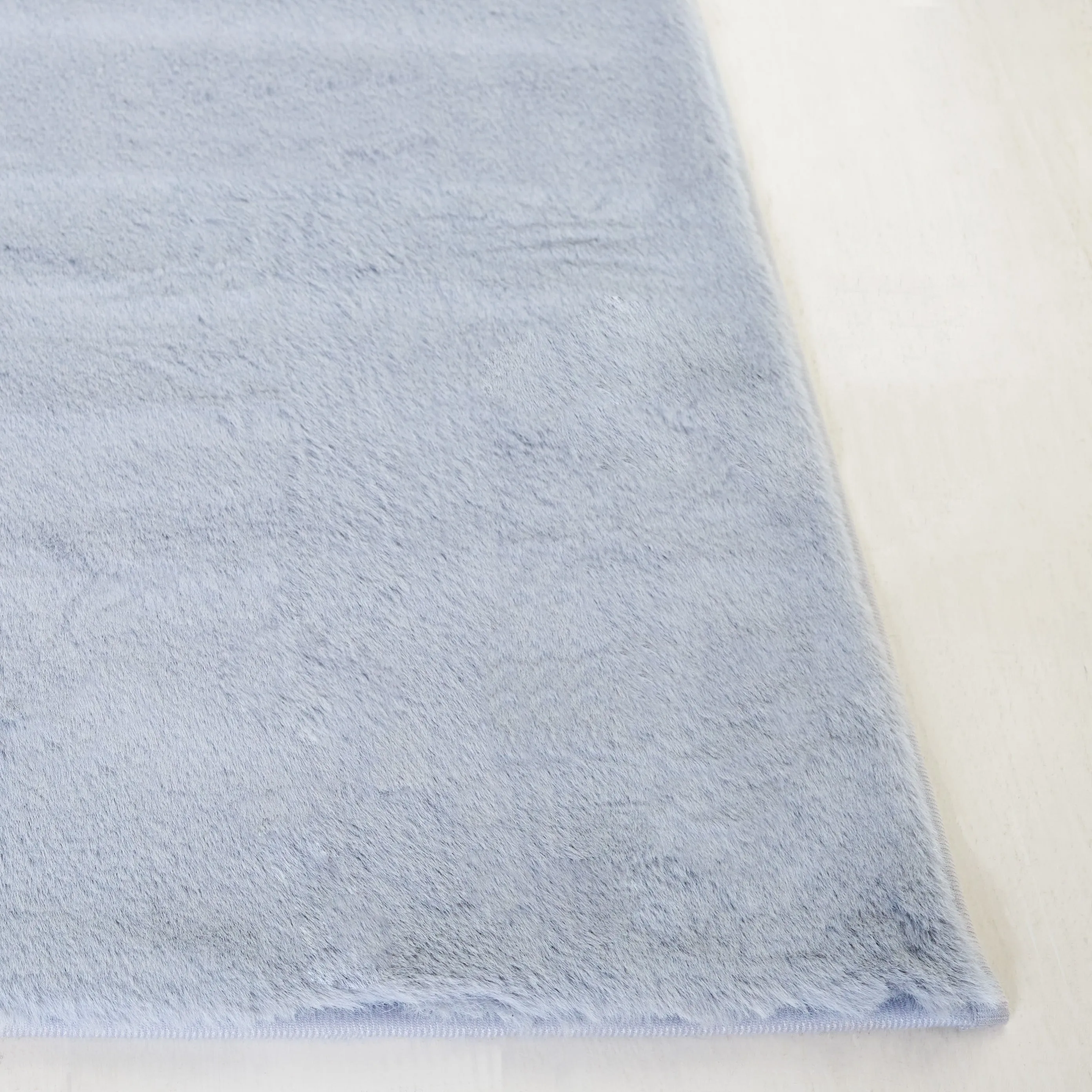 SAFAVIEH Faux Rabbit Auzinda Washable Fur Solid Shag Rug