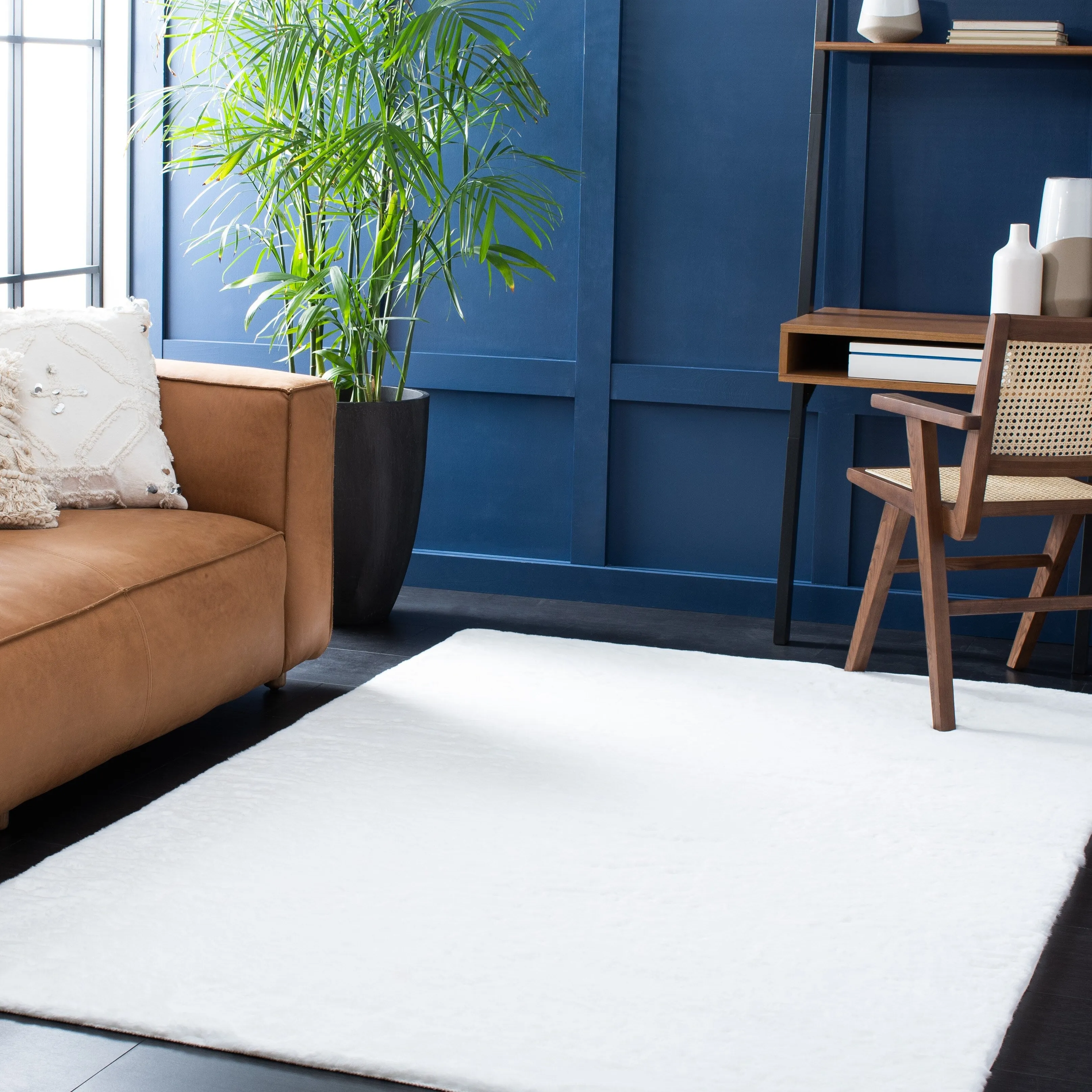 SAFAVIEH Faux Sheep Beniko Llinos 2.4-inch Thick Rug