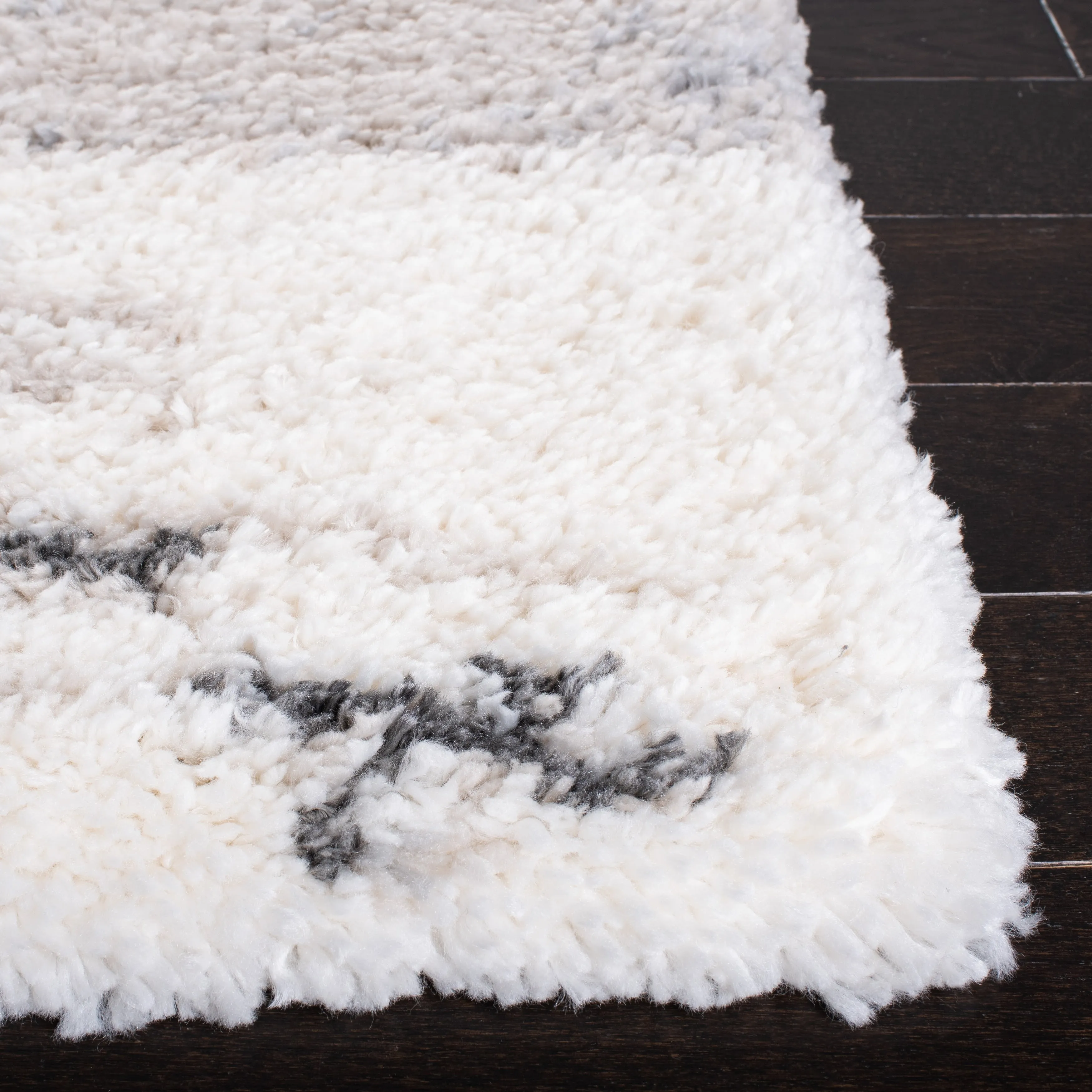 SAFAVIEH Fontana Shag Anushya Rug