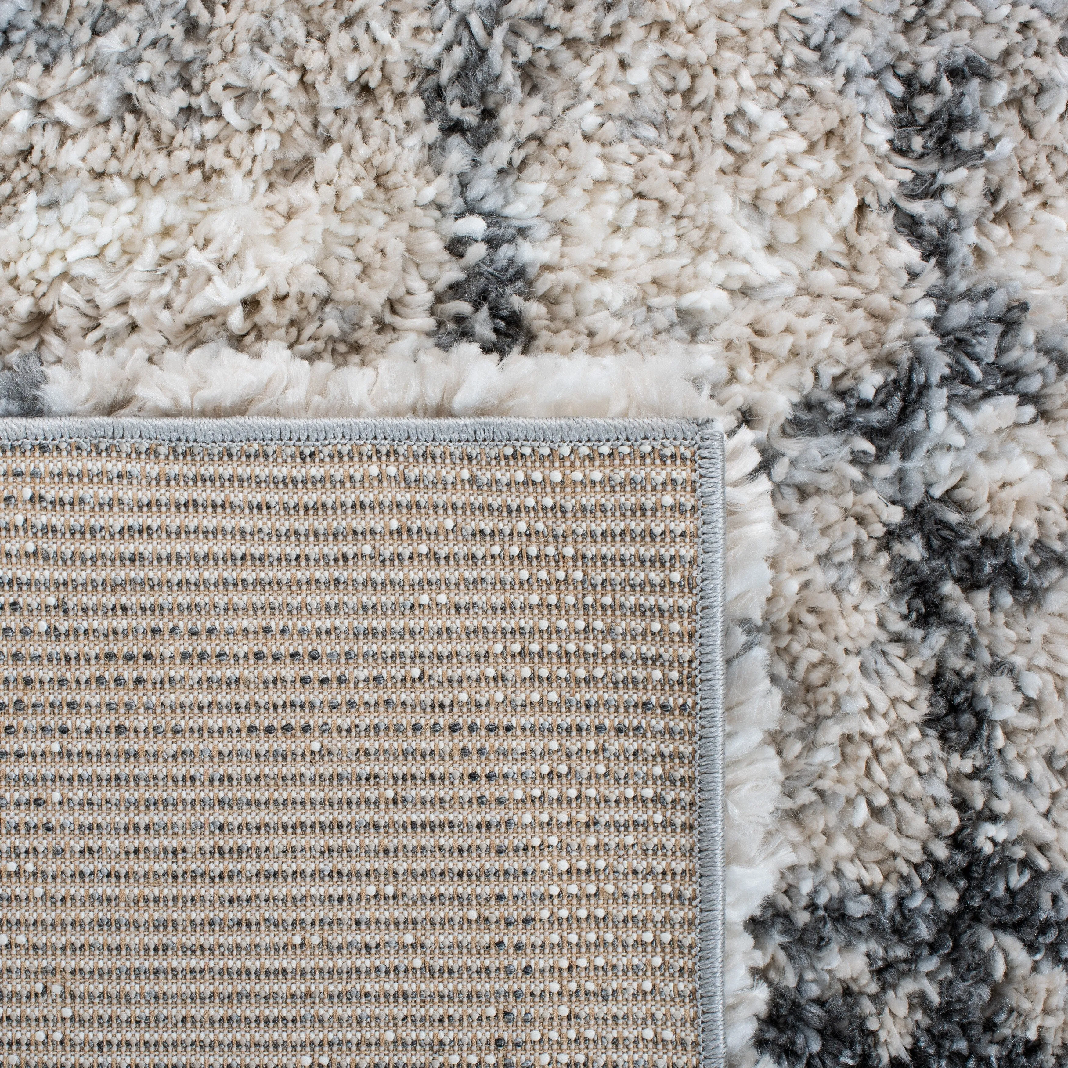 SAFAVIEH Fontana Shag Rosaleen Modern Abstract 2-inch Thick Rug - Ivory/Grey - 5' 3 x 7' 6