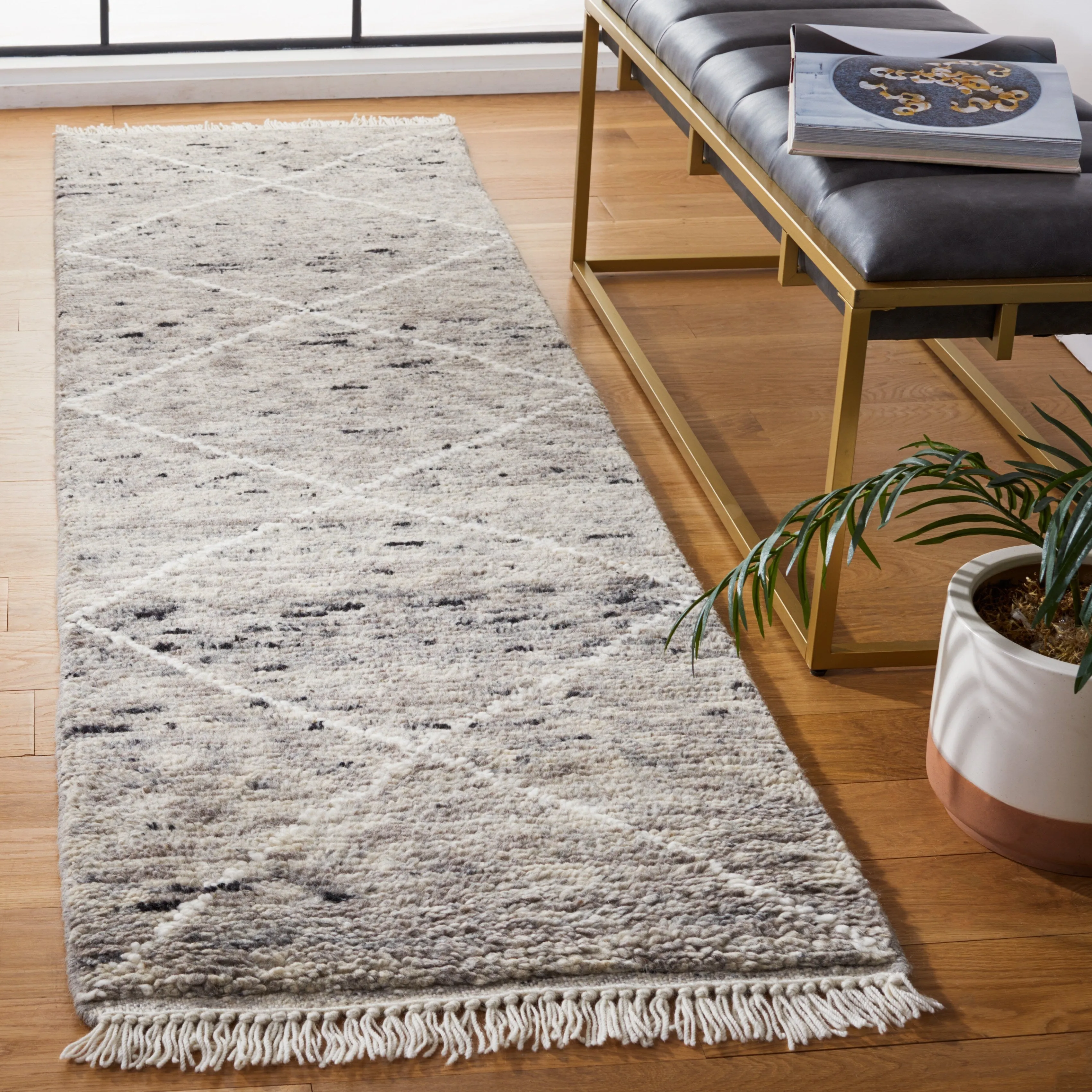 SAFAVIEH Hand-Knotted Casablanca Shag Misi Moroccan Wool Fringe Rug