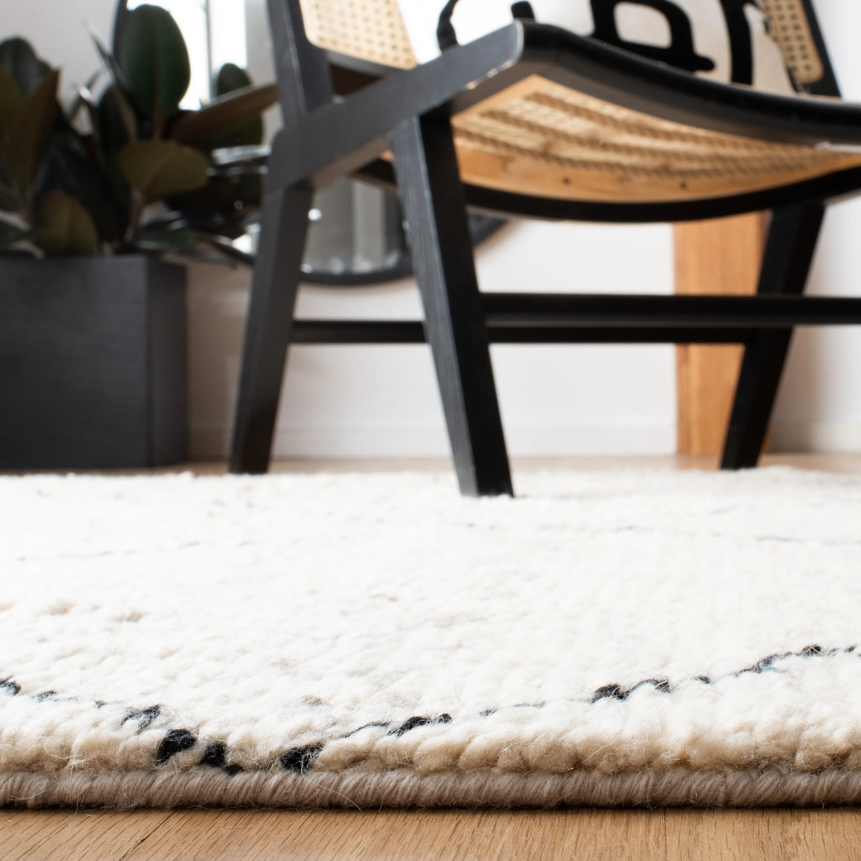 SAFAVIEH Hand-Knotted Casablanca Shag Misi Moroccan Wool Fringe Rug
