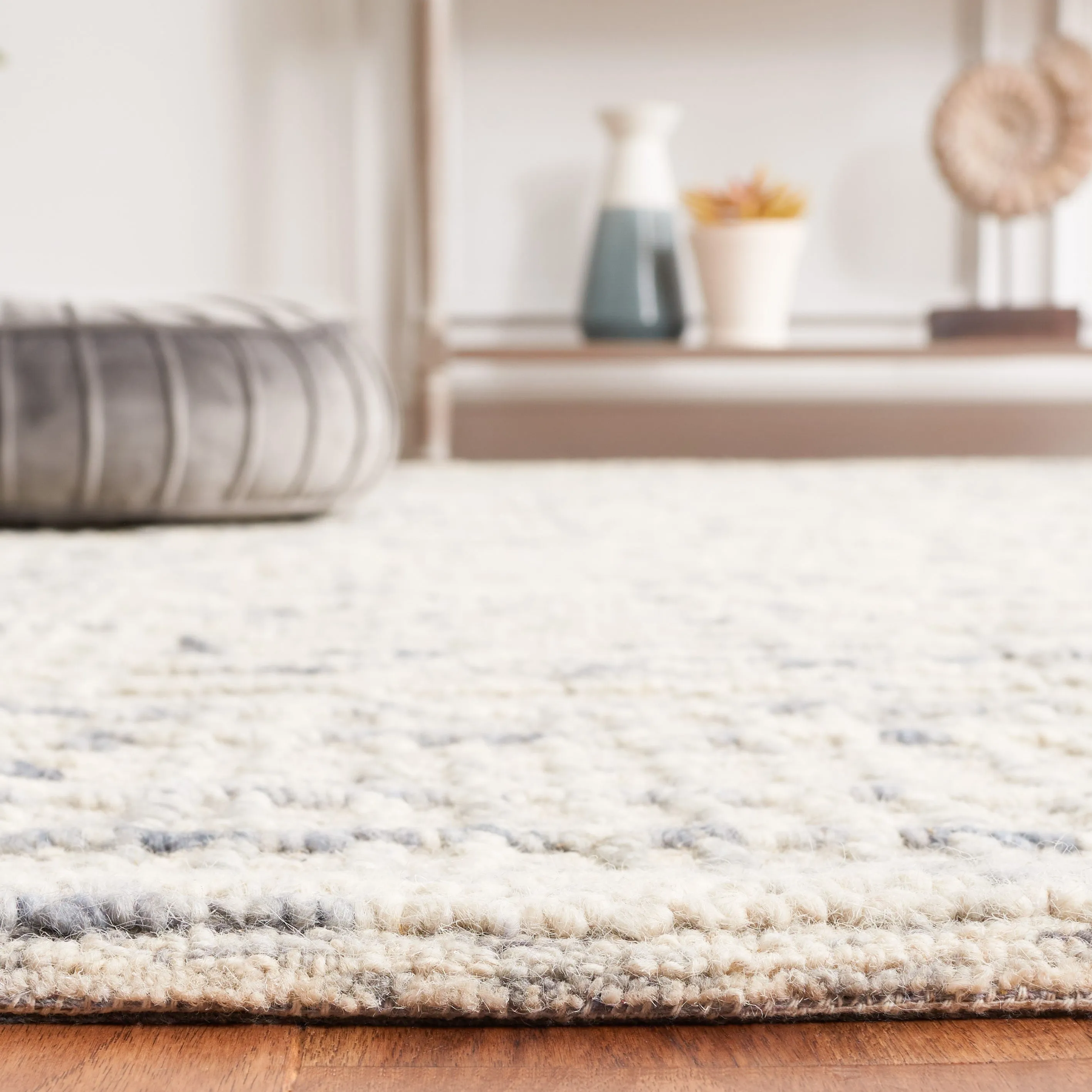 SAFAVIEH Handmade Abstract Anoek Checkered Wool Rug