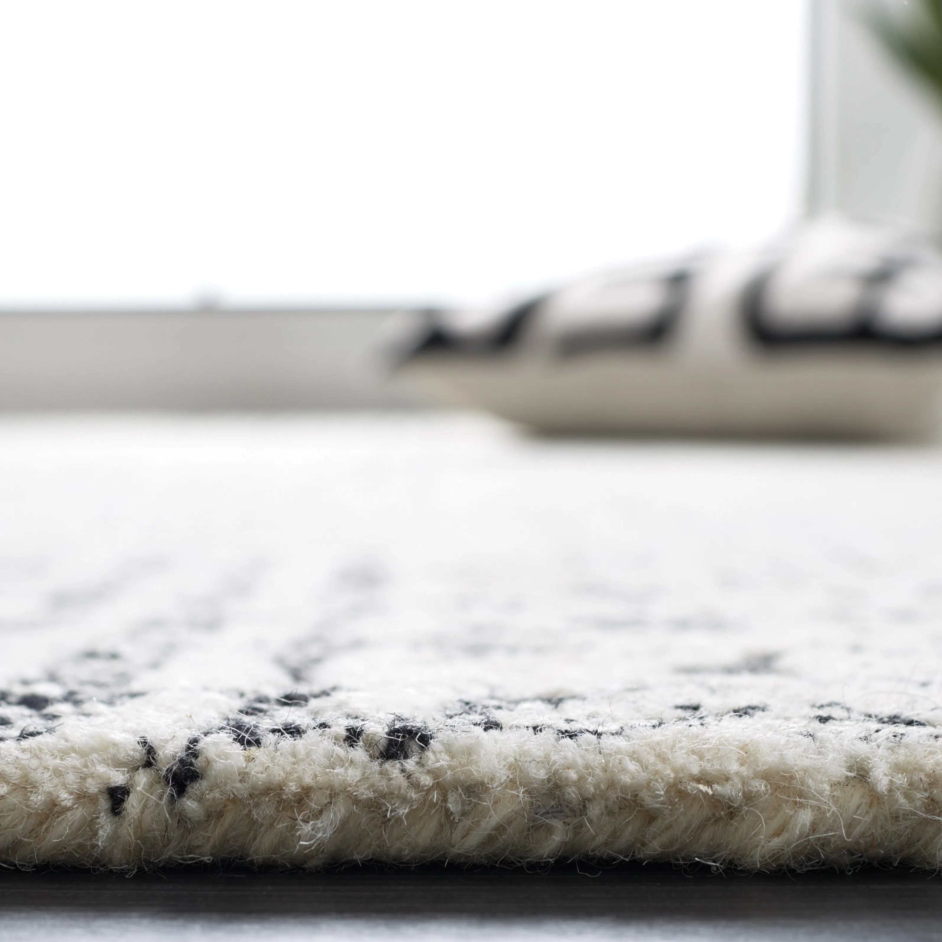 SAFAVIEH Handmade Abstract Edmonde Modern Tribal Wool Rug
