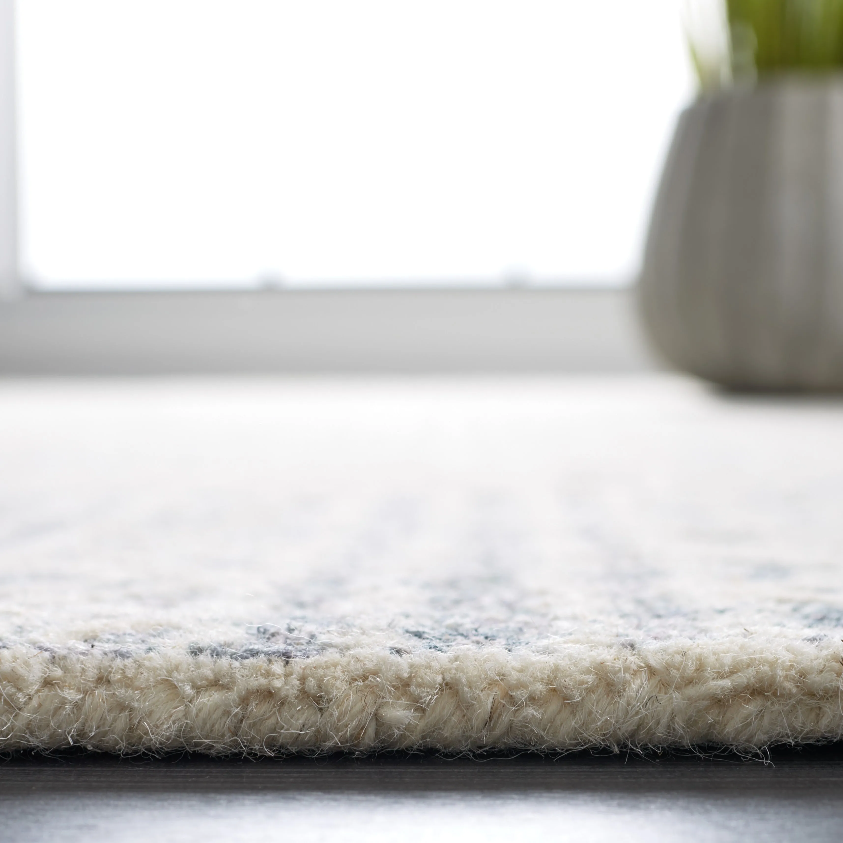 SAFAVIEH Handmade Abstract Edmonde Modern Tribal Wool Rug