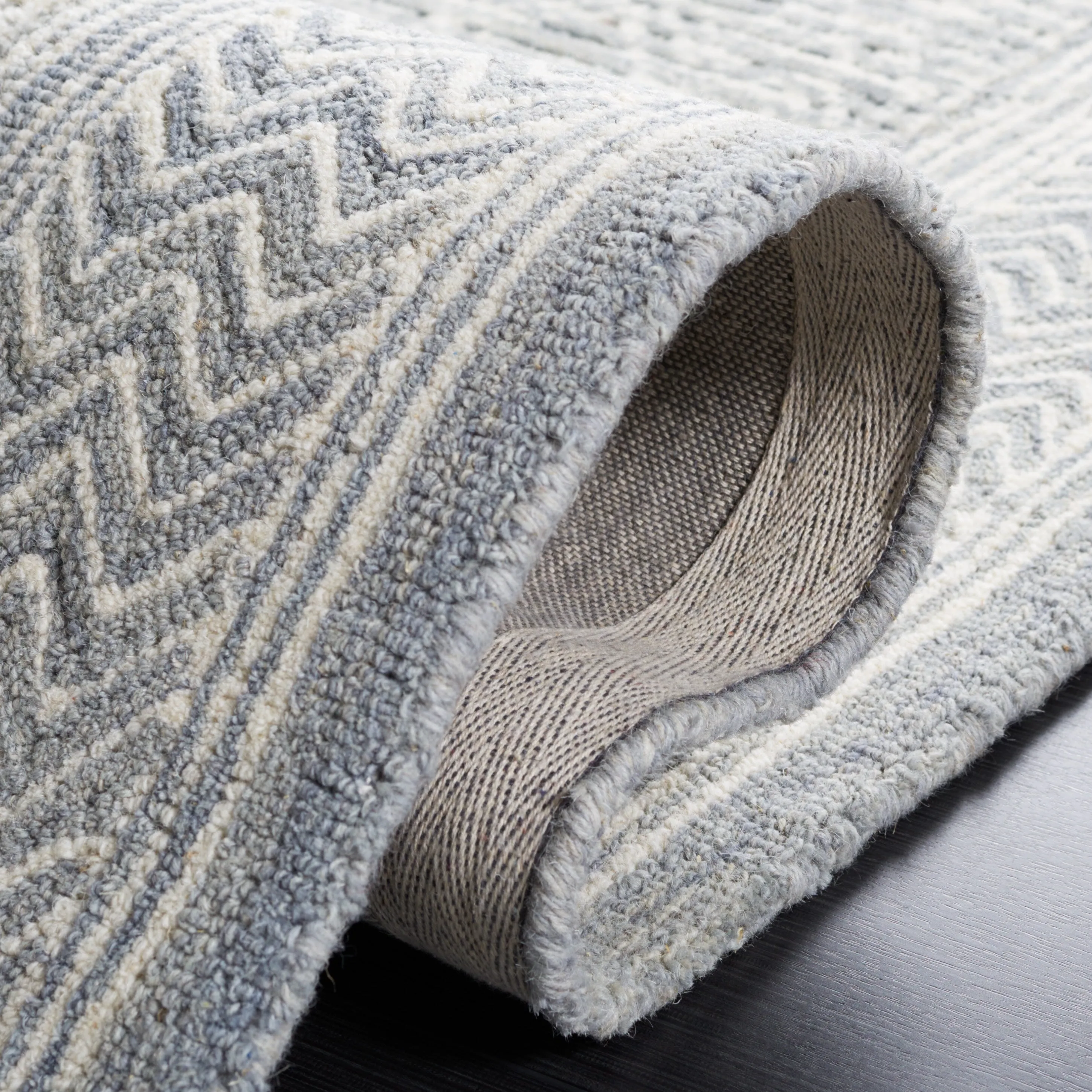 SAFAVIEH Handmade Abstract Edmonde Modern Tribal Wool Rug
