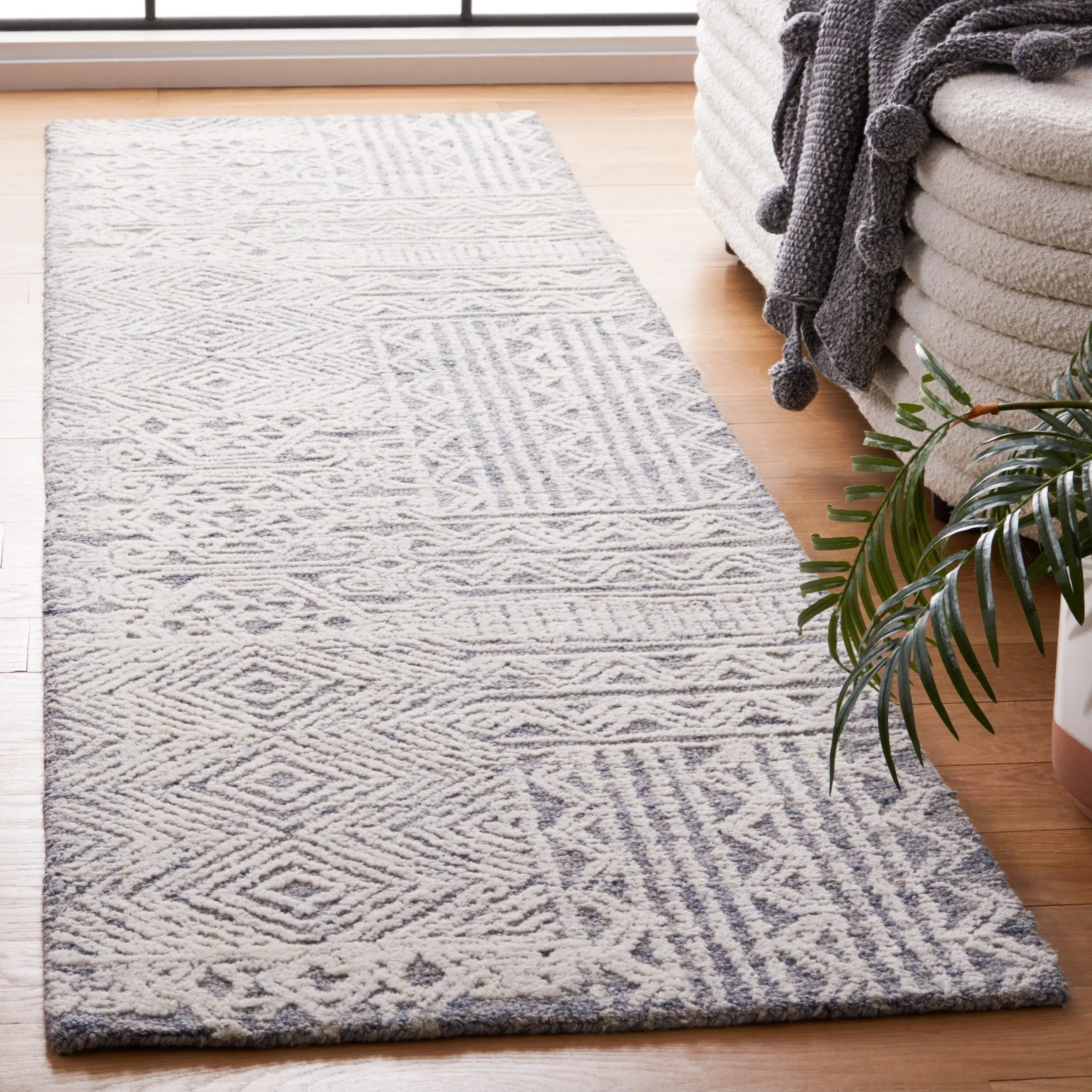 SAFAVIEH Handmade Abstract Edmonde Modern Tribal Wool Rug