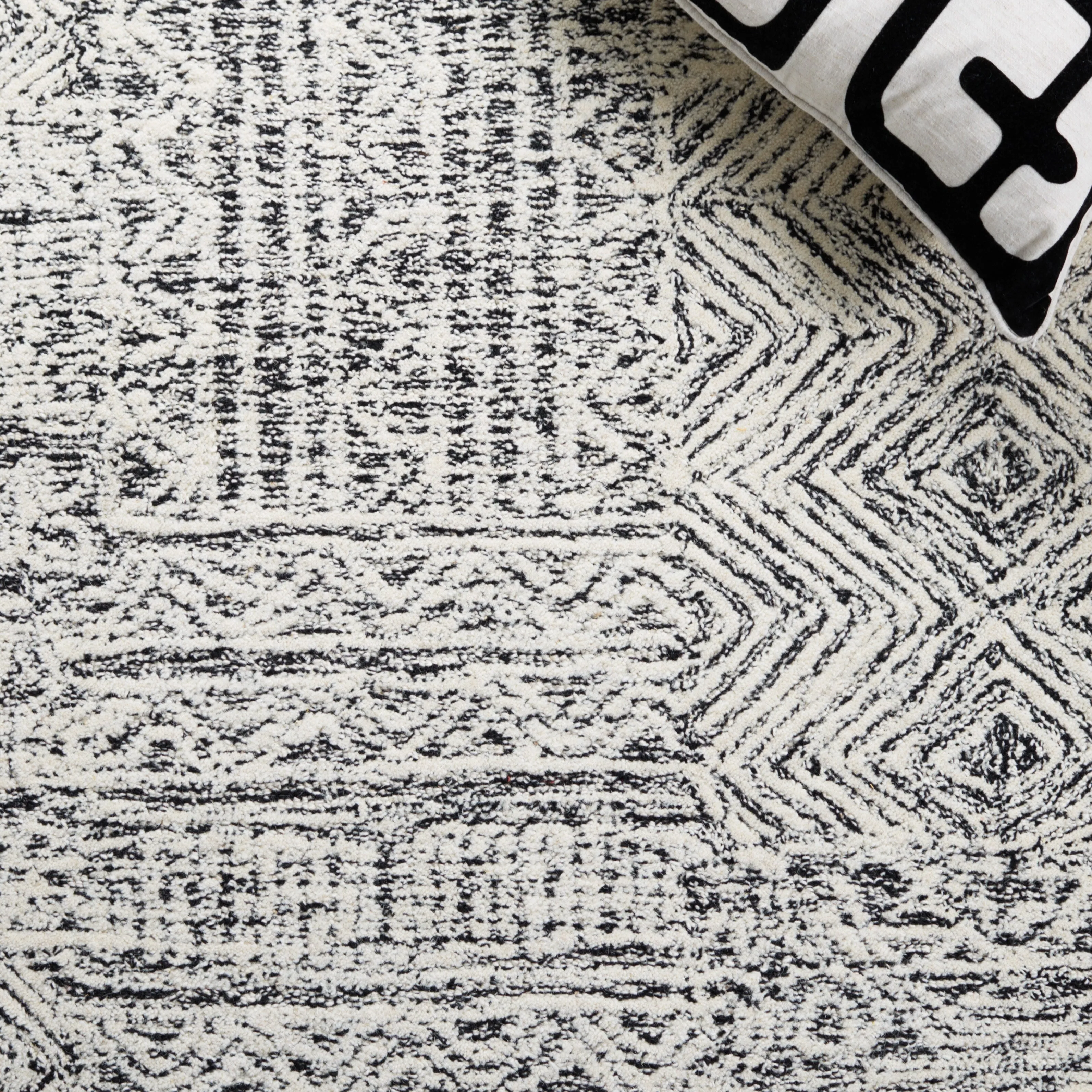 SAFAVIEH Handmade Abstract Edmonde Modern Tribal Wool Rug
