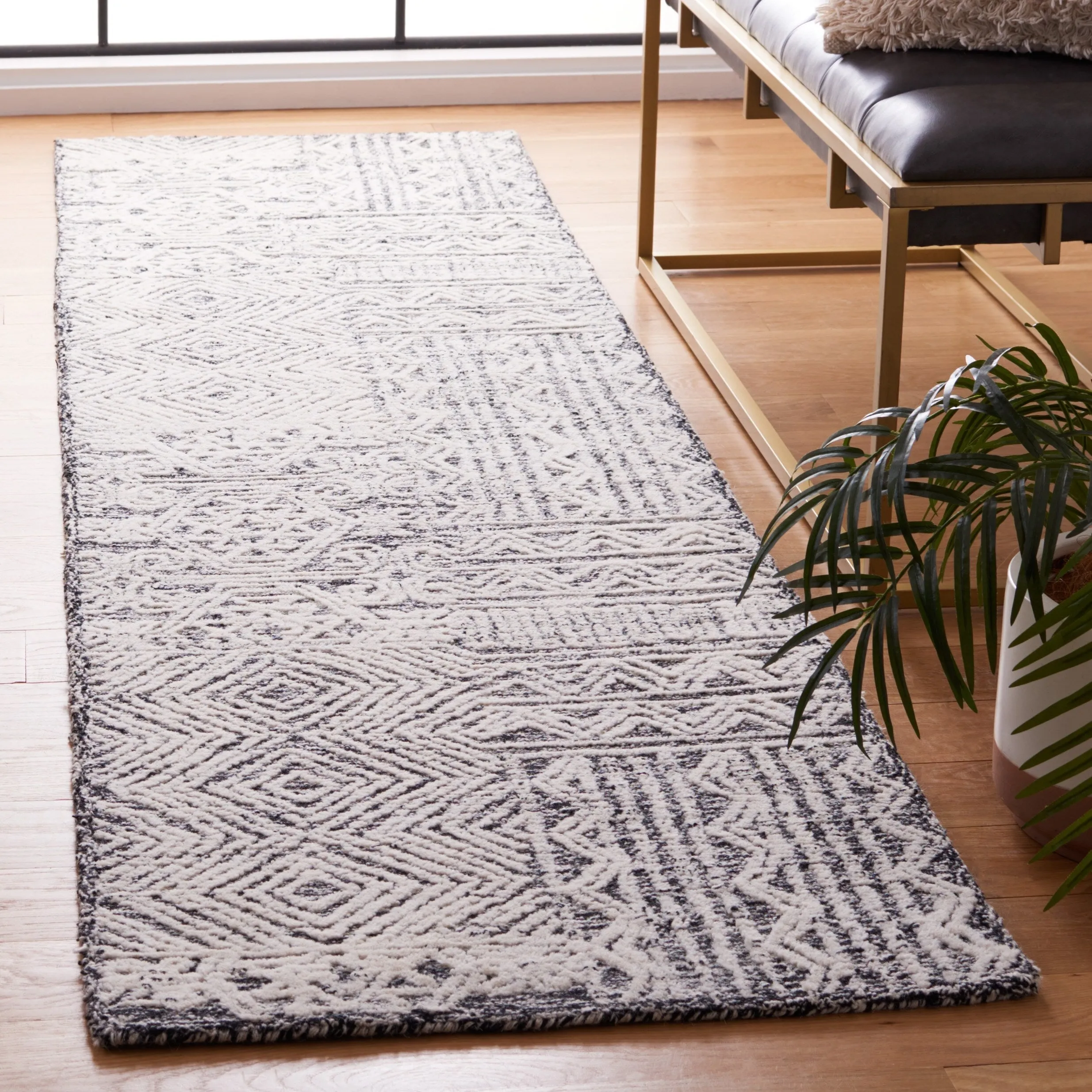 SAFAVIEH Handmade Abstract Edmonde Modern Tribal Wool Rug